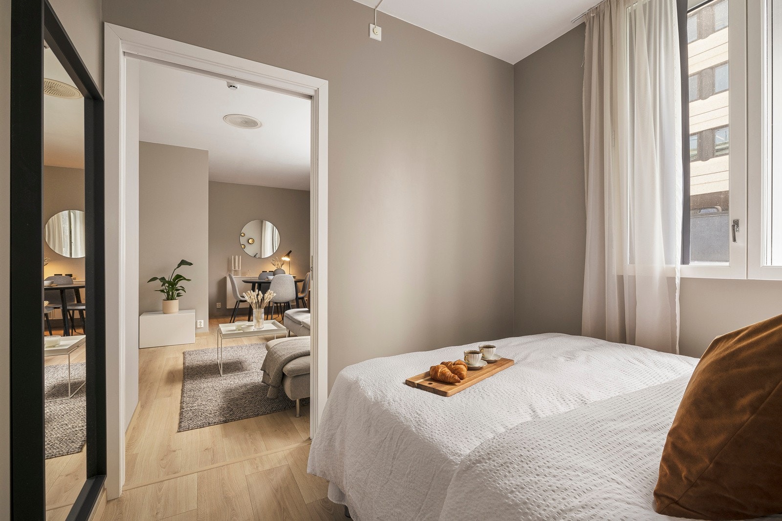 - Det store vinduet slipper inn godt med naturlig lys - Galleribilde