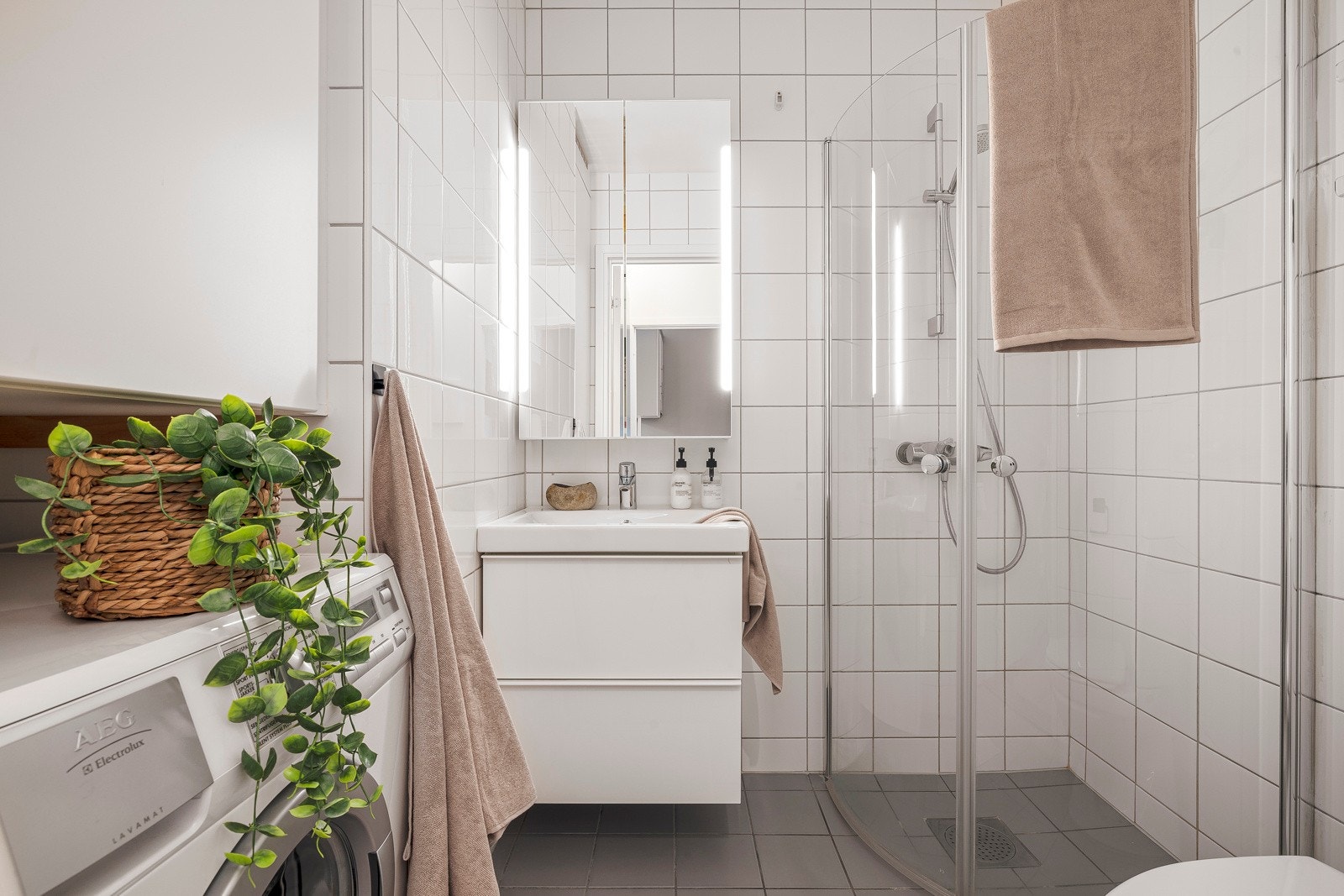 - Badet er innredet med toalett, dusjnisje, baderomsmøblement med heldekkende servant og speilskap, samt opplegg for vaskemaskin - Galleribilde
