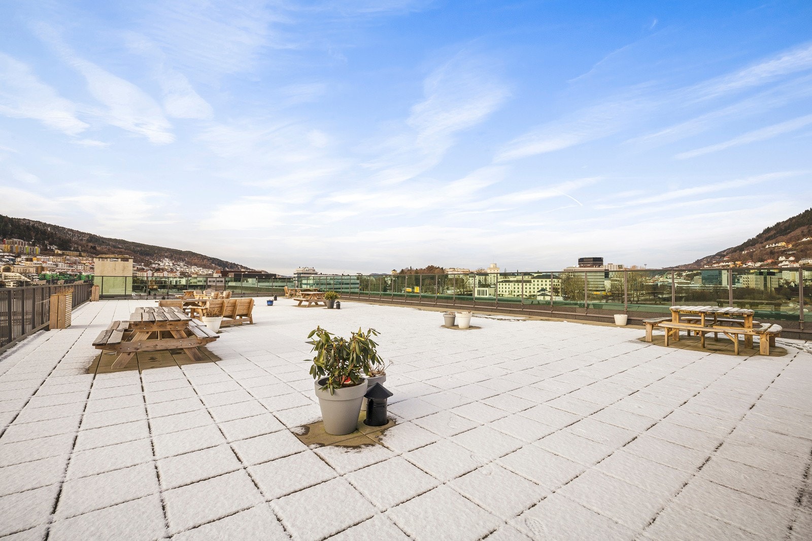 - Borettslaget har en stor felles takterrasse med fin utsikt og gode solforhold - Galleribilde