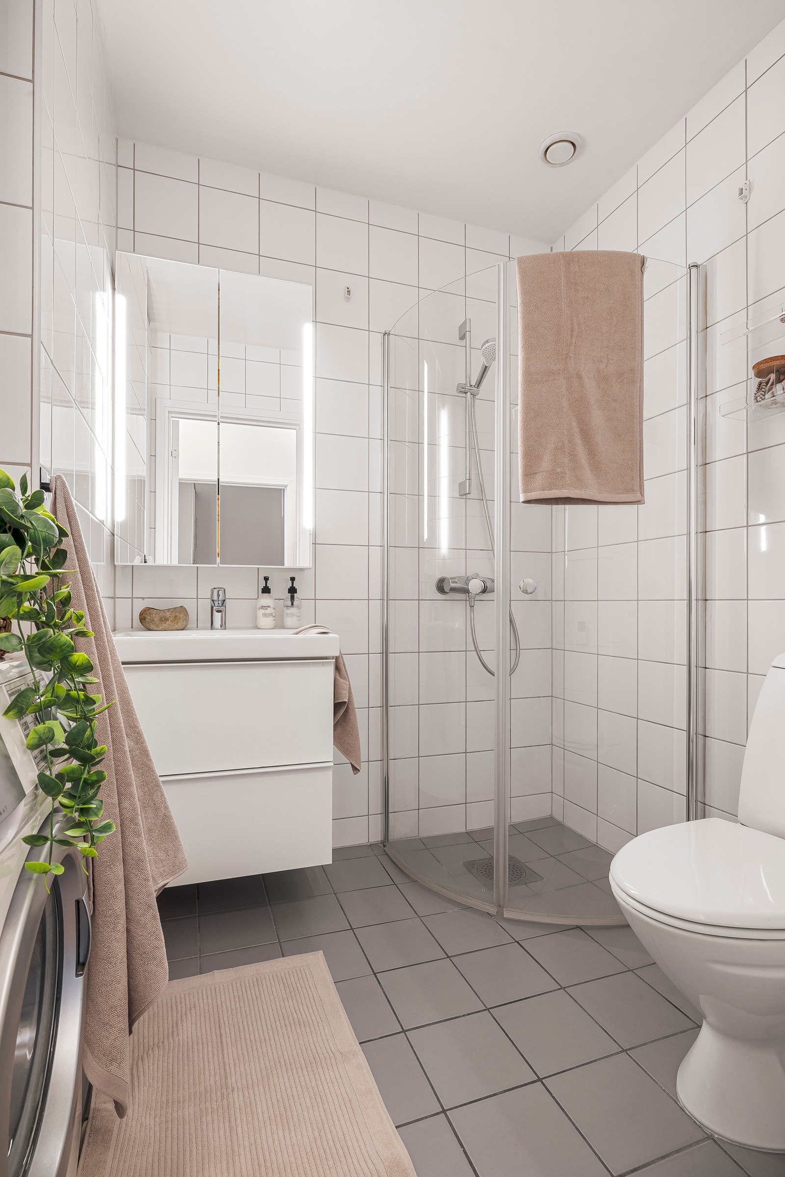 - Badet ble oppgradert med nytt servant og innredning, speil og armatur i 2020 - Galleribilde