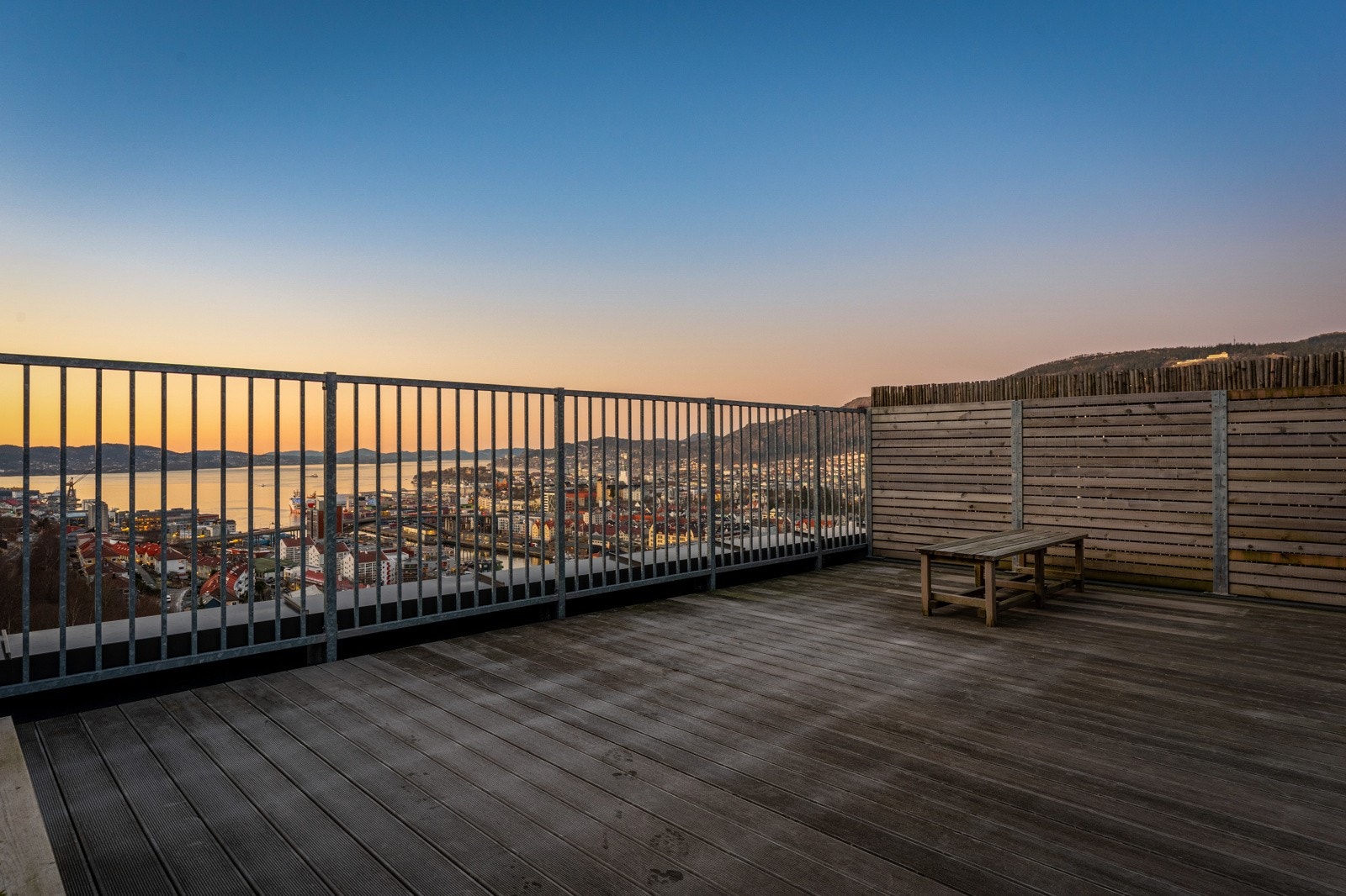 Nydelig felles takterrasse med fantastiske solforhold. Galleribilde