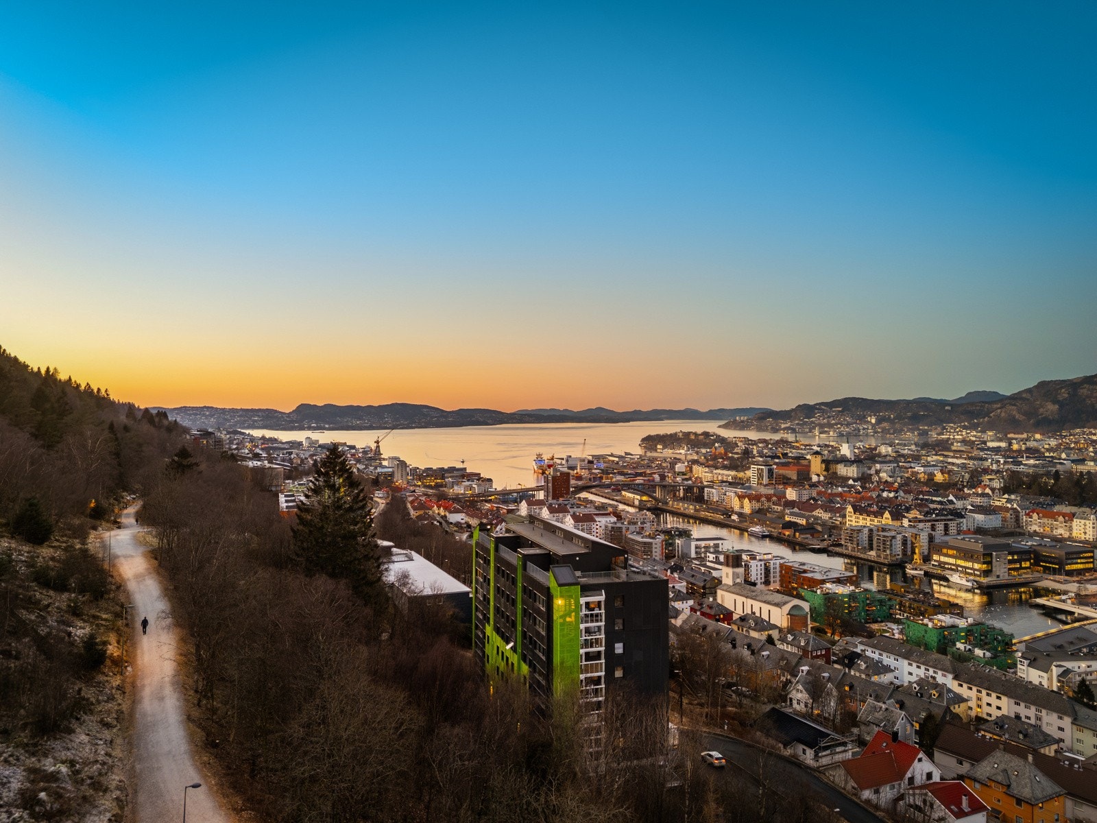 Veldrevet borettslag i Solheimslien med kort vei til byens mange fasiliteter. Like bak blokken finner du nydelig turvei opp til Løvstakken. Galleribilde