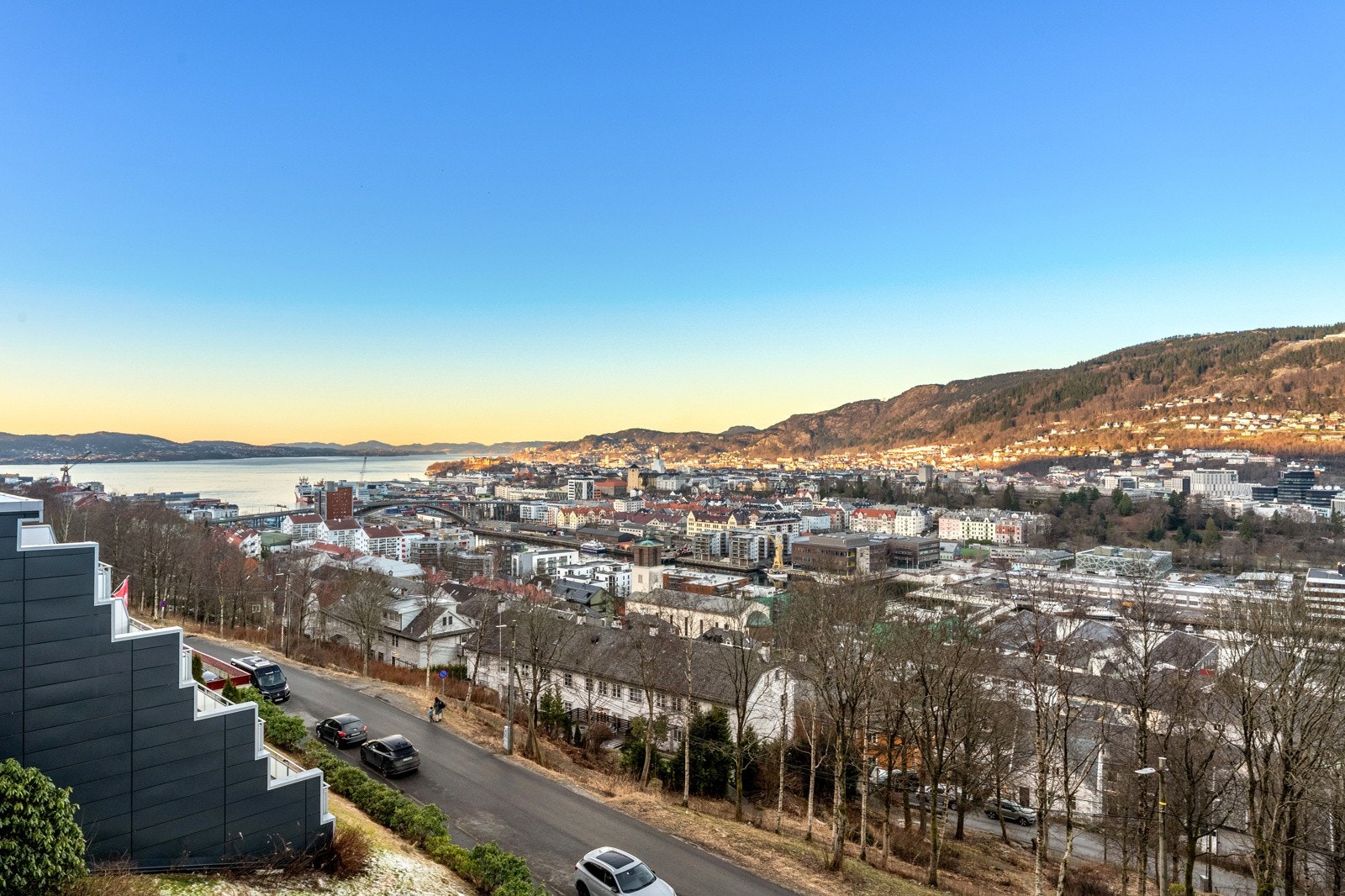 Helt super og upåklagelig utsikt fra altan. Solen kommer inn på baksiden av bygget i 10-tiden og går ned i horisonten bak Askøy fra balkongen ca. kl. 23. Galleribilde