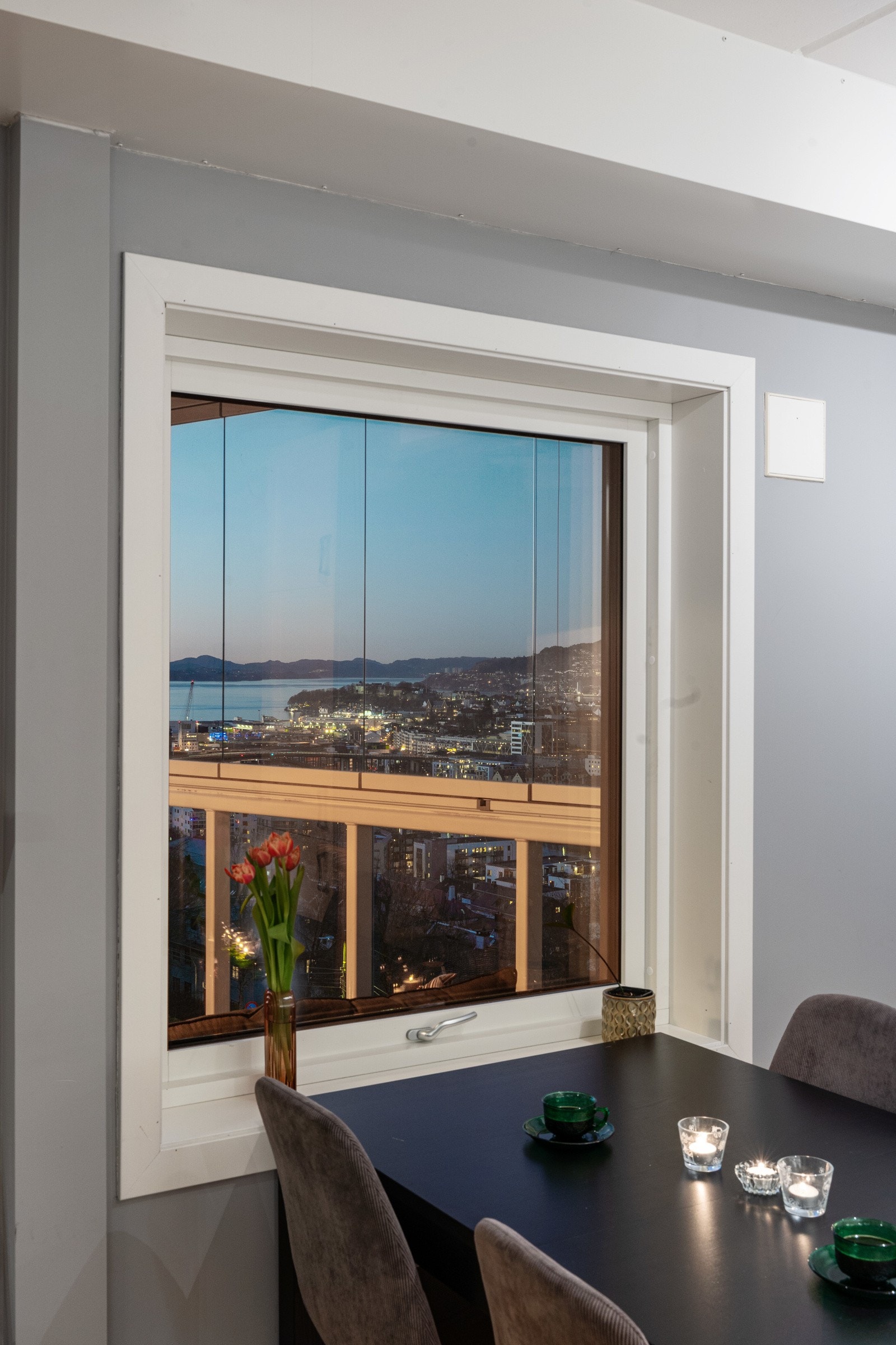 Det nydelig utsikt fra kjøkkenvindu. Galleribilde