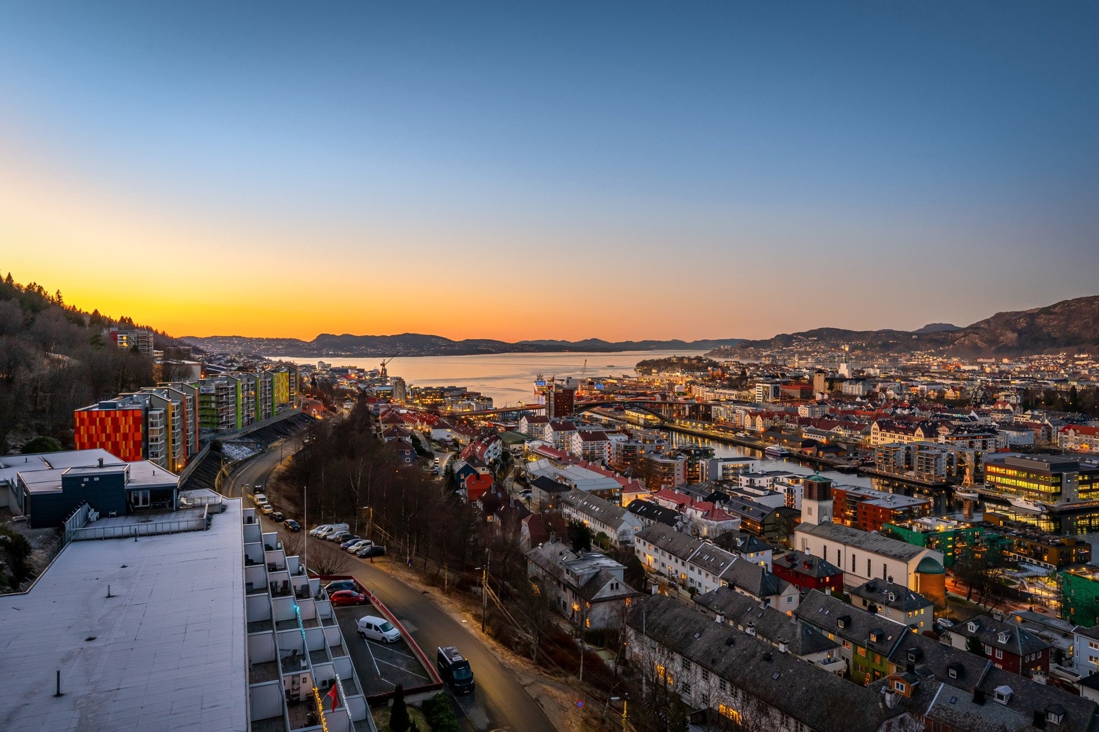 Upåklagelig utsikt over Bergen sentrum og omrkingliggende byfjell. Galleribilde
