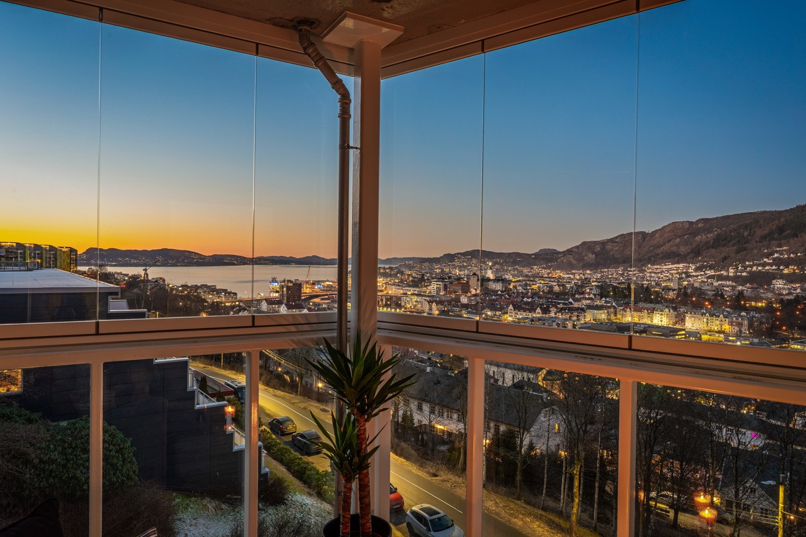 En helt fantastisk innglasset balkong! Her skjemmes man bort av en uforglemmelig utsikt mot Bergen sentrum og omkringliggende fjell som Fløyen. Galleribilde