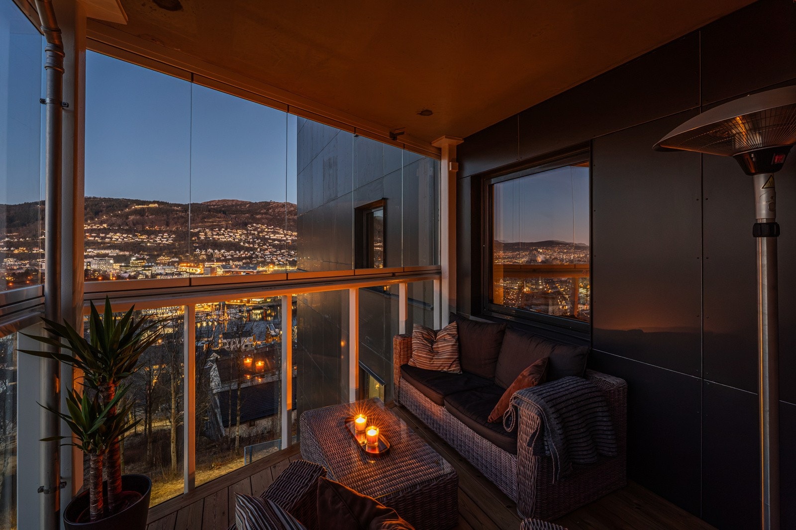 Altanen måler 10 kvm og har plass til hagemøbler. Her kan man nyte utsikten uten sjenerende innsyn. Galleribilde