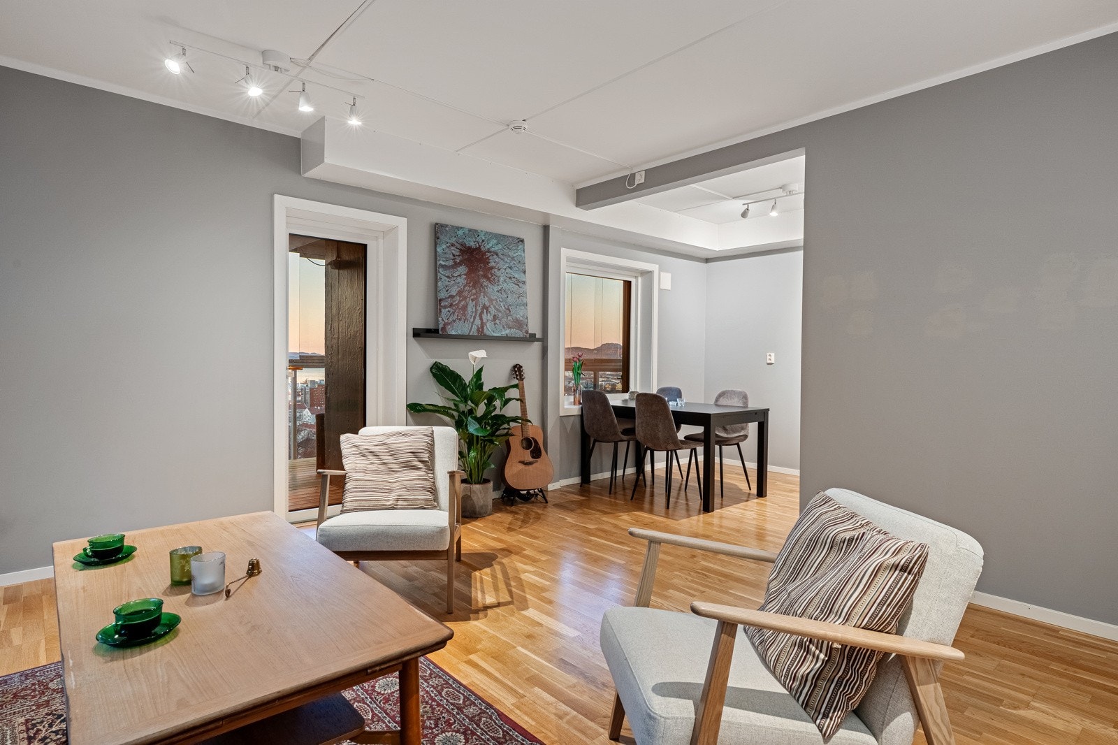 Fra stuen er det tilkomst til en herlig innglasset altan. Galleribilde