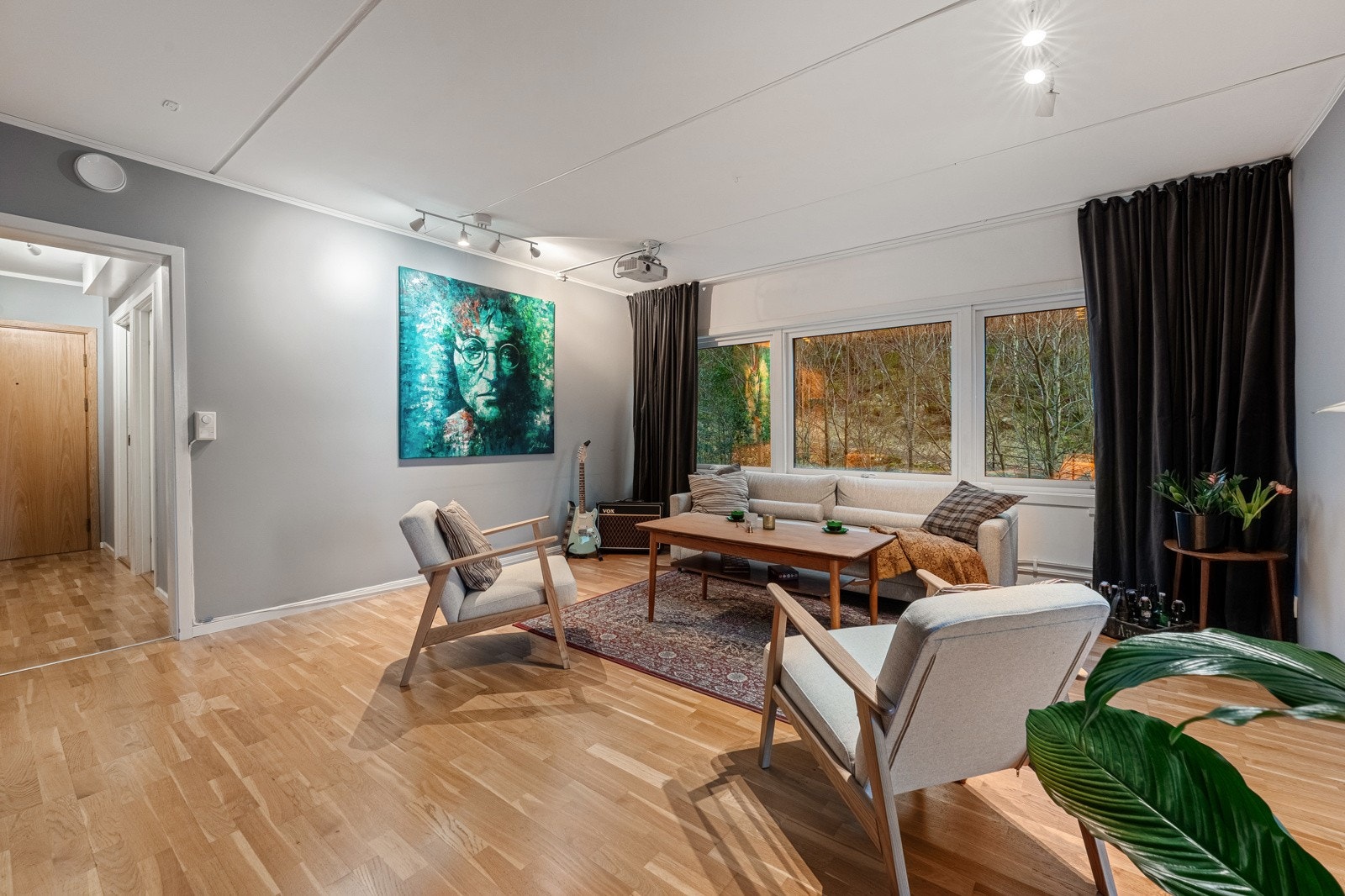 Nydelig stue med luftig og god romfølelse. Her er det gode møbleringsmuligheter for sosiale stunder. Galleribilde