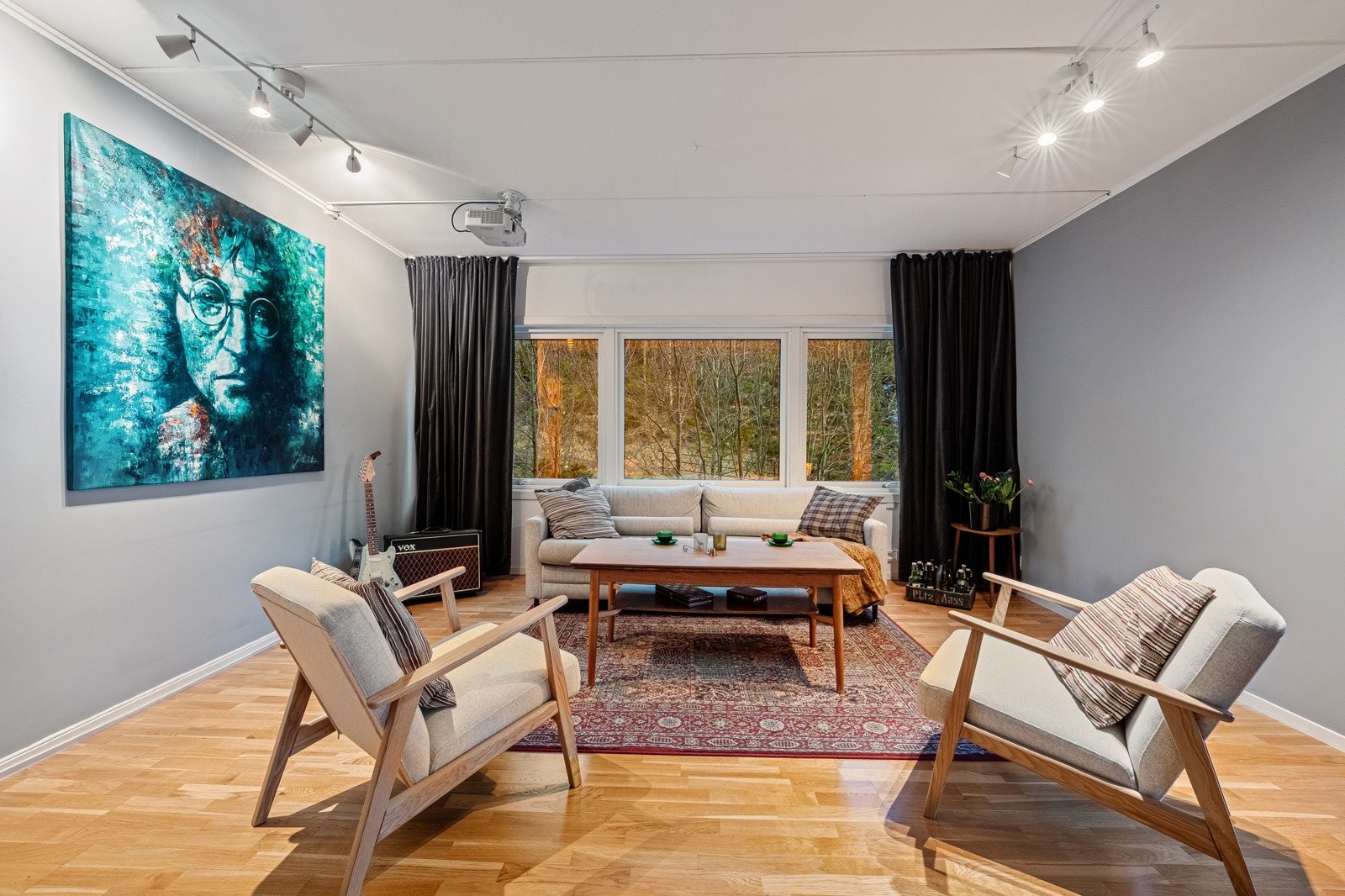 Leiligheten har en gjennomgående god standard med fine kvaliteter og herlig lysinnslipp. Galleribilde