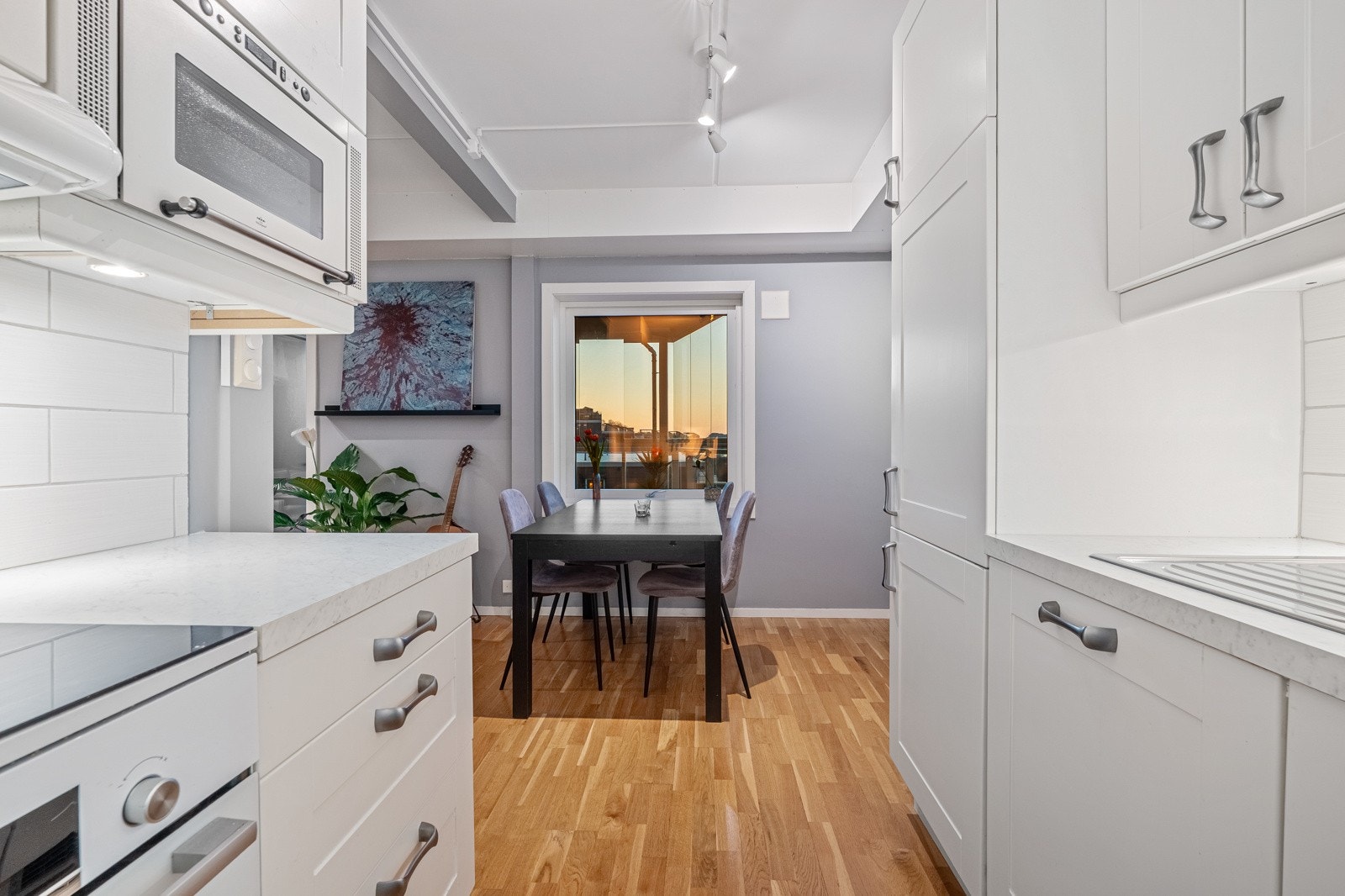 Det er naturlig og god plass til et hyggelig spisebord ved vindu. Galleribilde