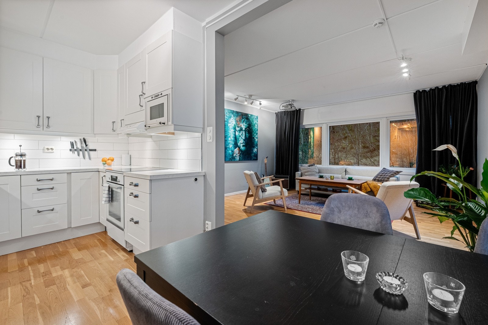 Det er delvis åpen løsning mellom stue og kjøkken som totalt måler 32,7 kvm. Galleribilde