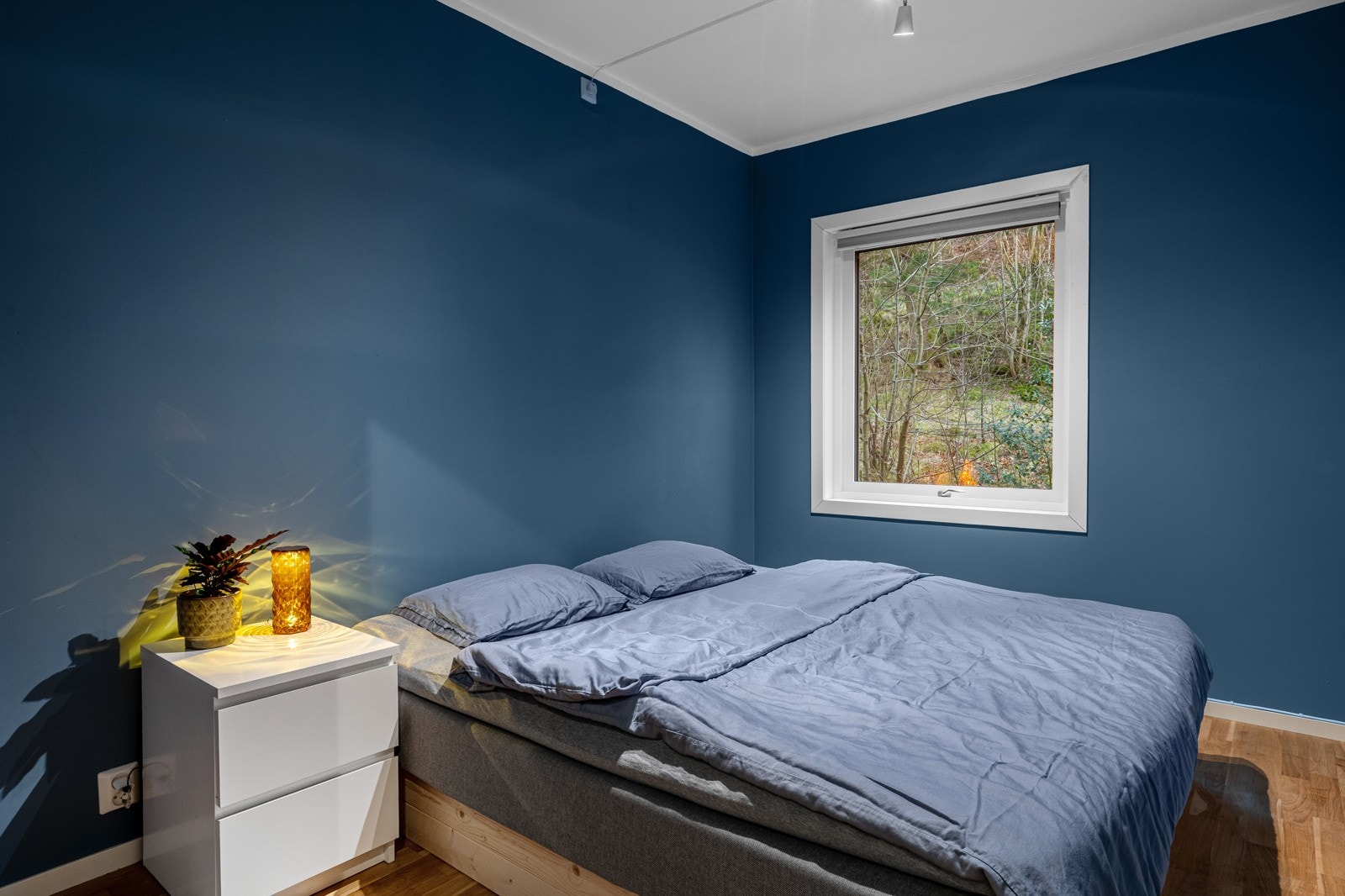 Hovedsoverommet måler 8,8 kvm og er malt i en lun og beroligende blåtone. Galleribilde