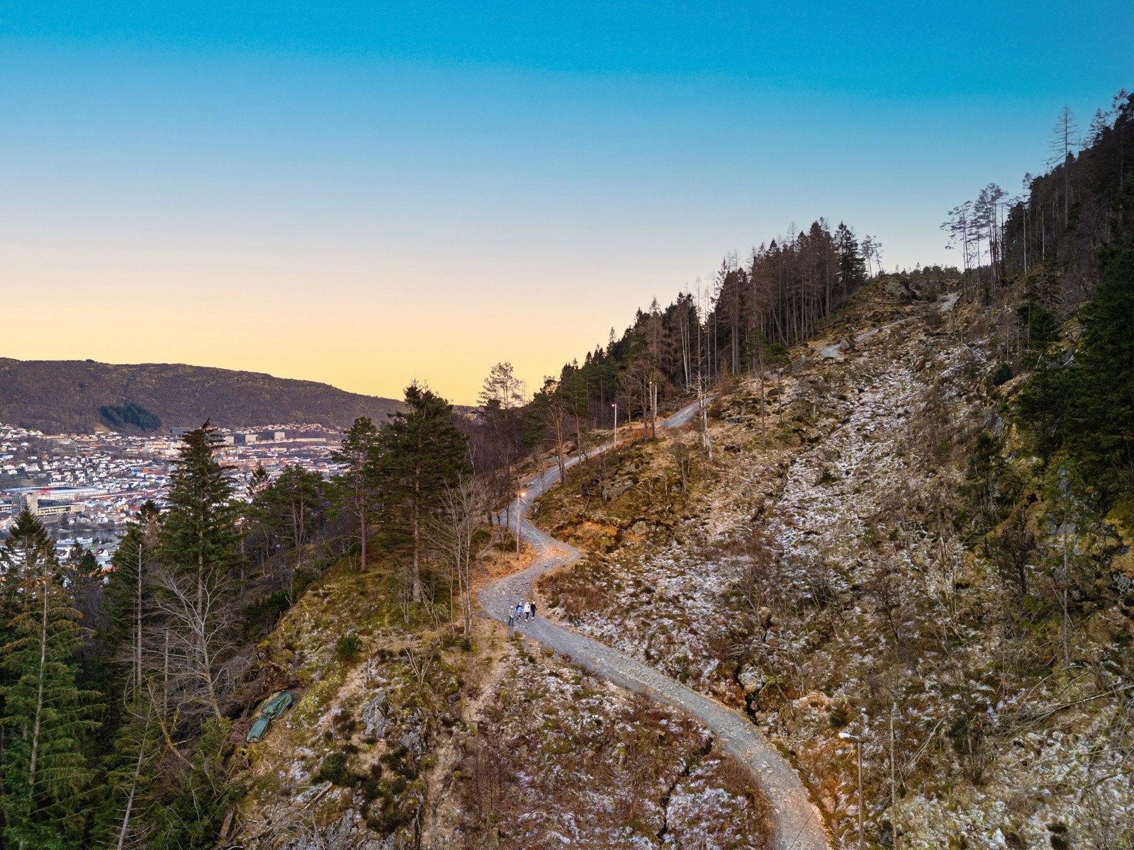 Nærliggende finner man flere gode turmuligheter. Like bak blokken finner man flott natur med turvei opp til Løvstakken. Omkringliggende byfjell er også supre alternativer. Galleribilde