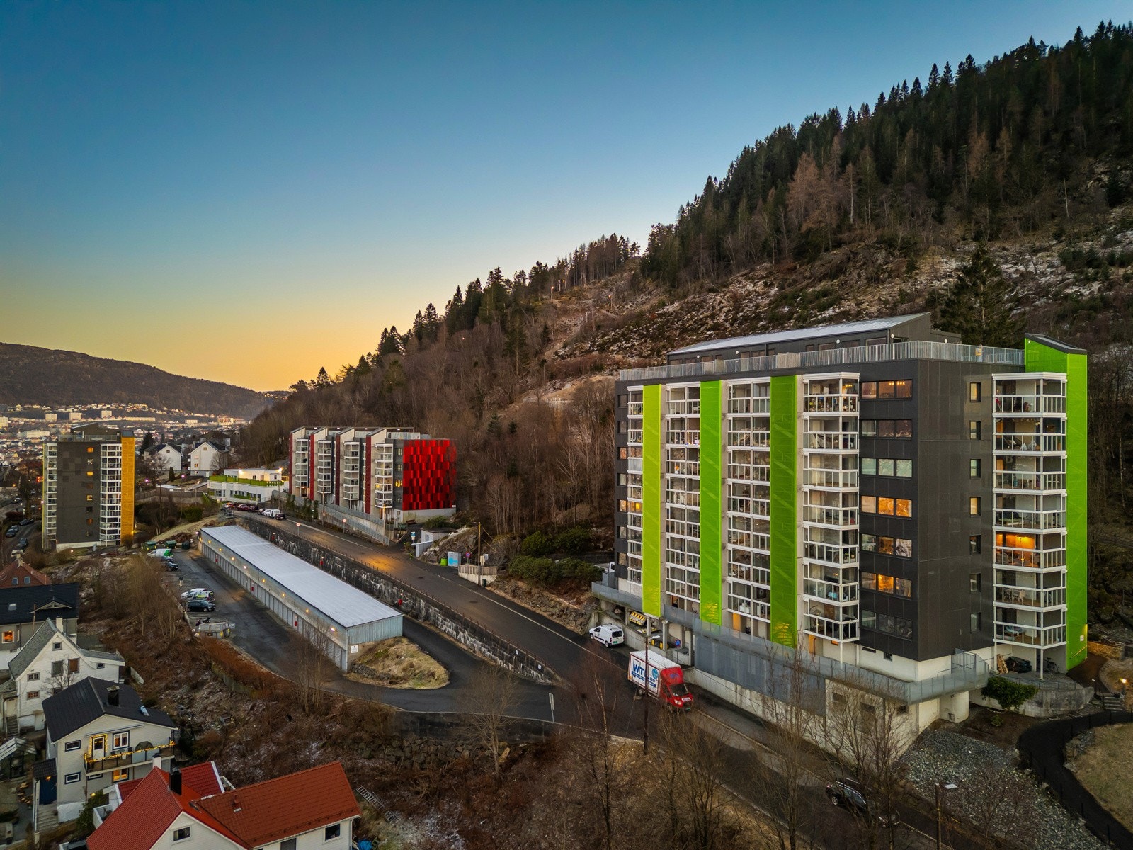 Borettslaget har 70 garasjeplasser - disse tildeles etter venteliste/søknad. Det er også 22 plasser tilgjengelig for el-bil lading. Utover dette er det mulighet for parkering i offentlig gate. Galleribilde