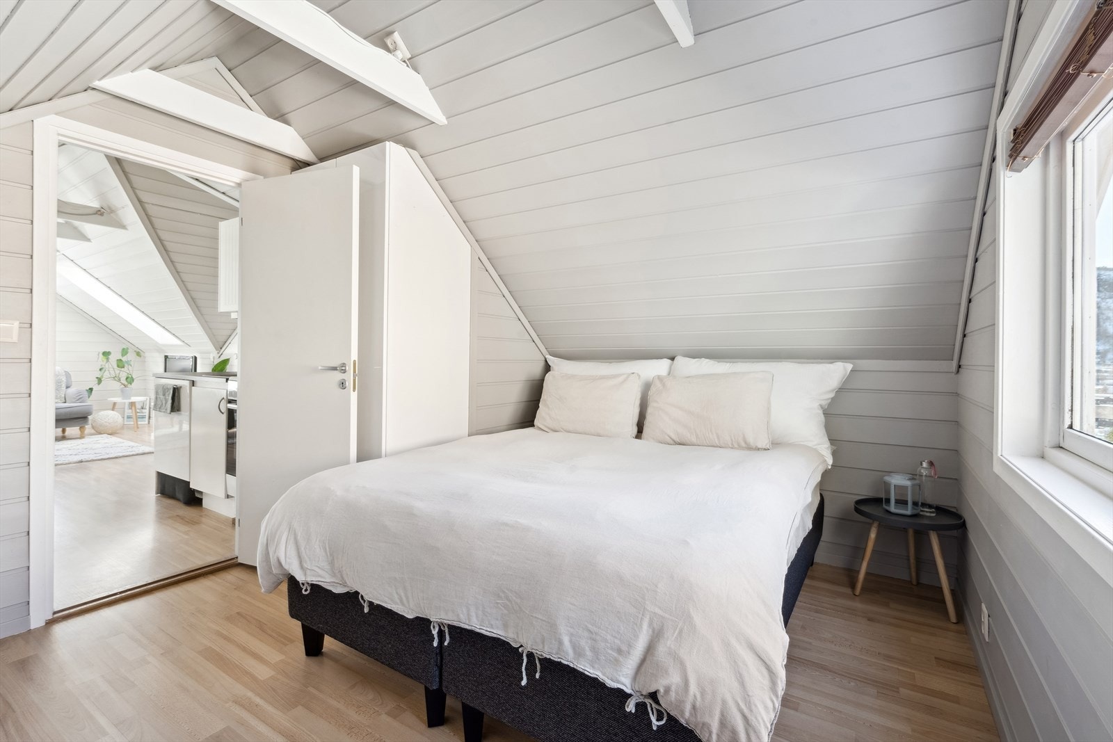 Soverommet gir plass til dobbeltseng, nattbord og kommode Galleribilde