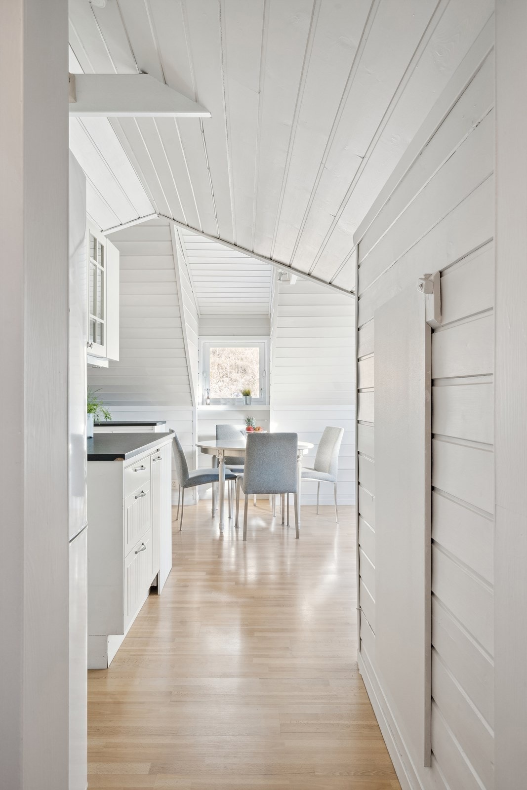 Entré. Legg merke til praktisk kott for oppbevaring Galleribilde