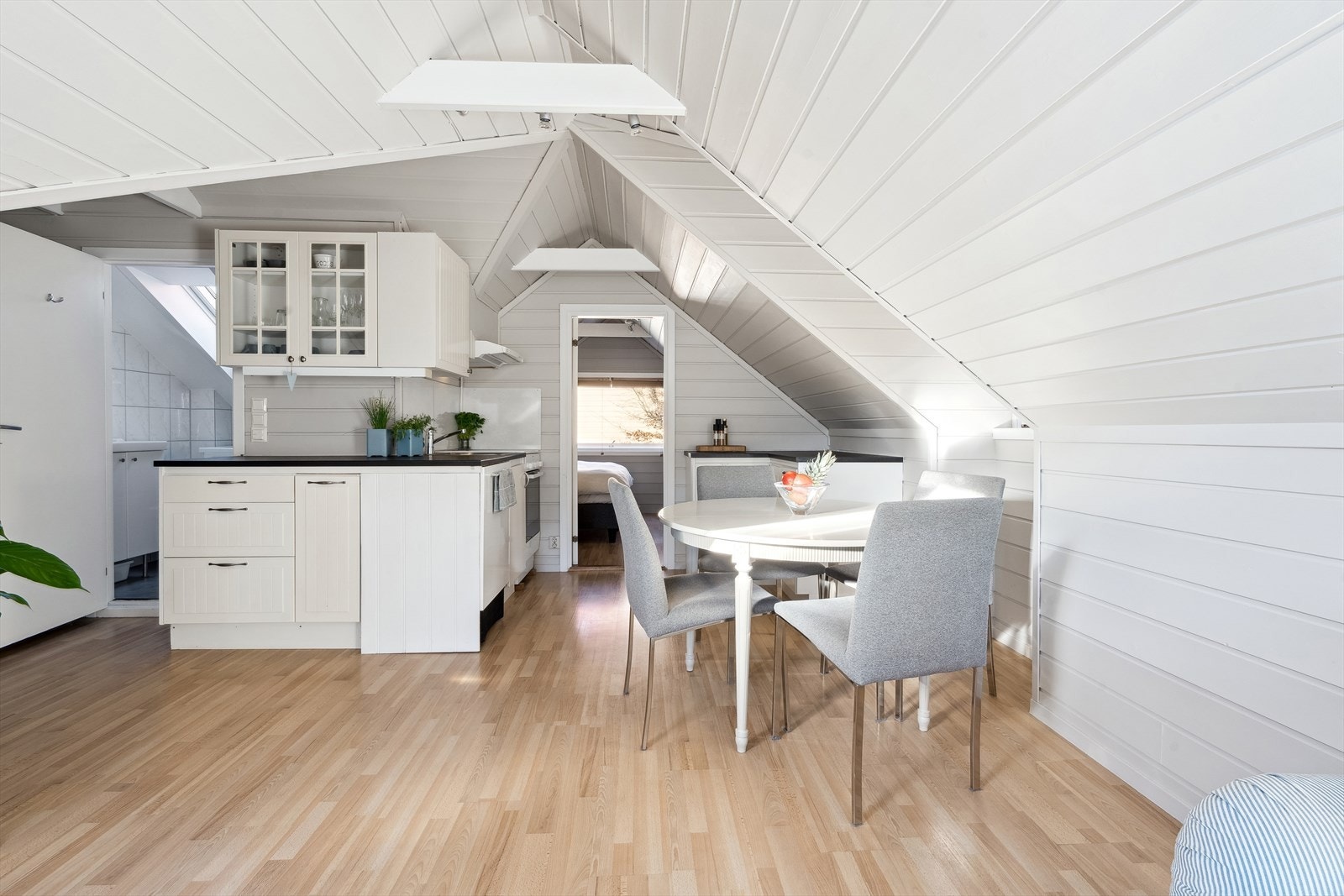 Kjøkkenet har åpen løsning med innredning fra Ikea (2007) med slette fronter og benkeplater av laminat. Kjøkkenet har integrert oppvaskmaskin, og ellers åpning for kjøleskap og komfyr. Galleribilde