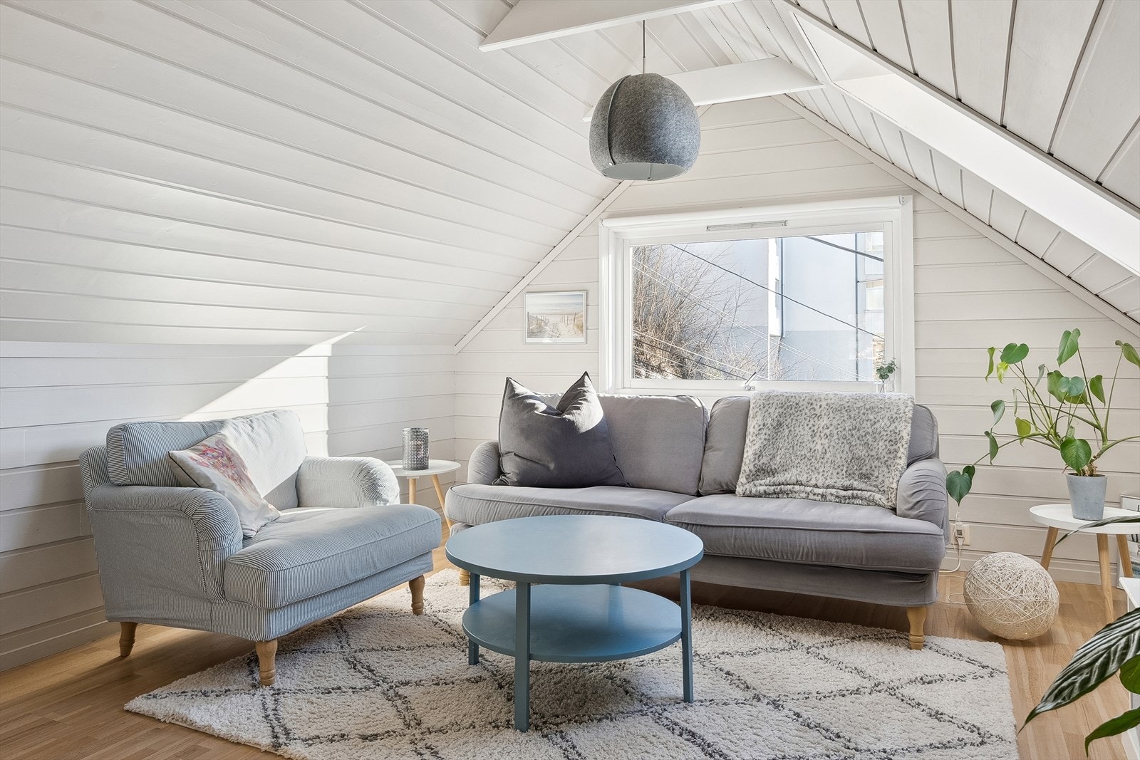 Det er god planløsning som gir naturlig plass til sofa- og TV krok. Legg merke til de store vinduene som gir lys til rommet Galleribilde