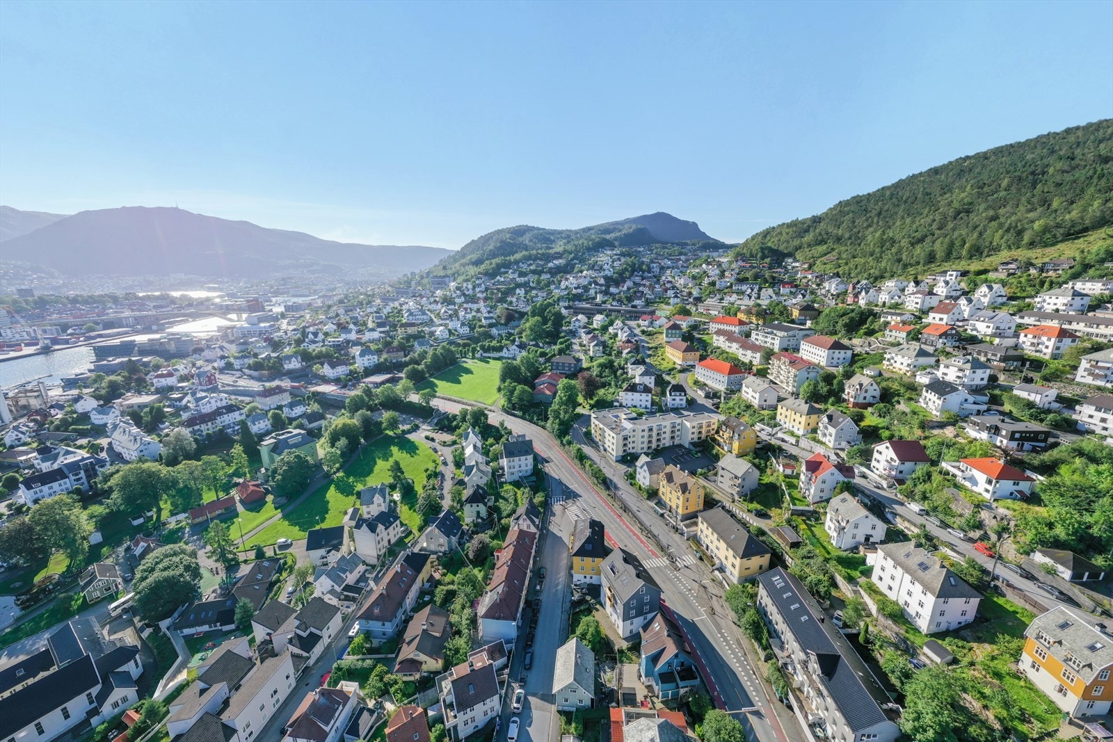 Svært populær beliggenhet med kort vei til sentrum. Busstopp finner du like nedenfor leiligheten Galleribilde