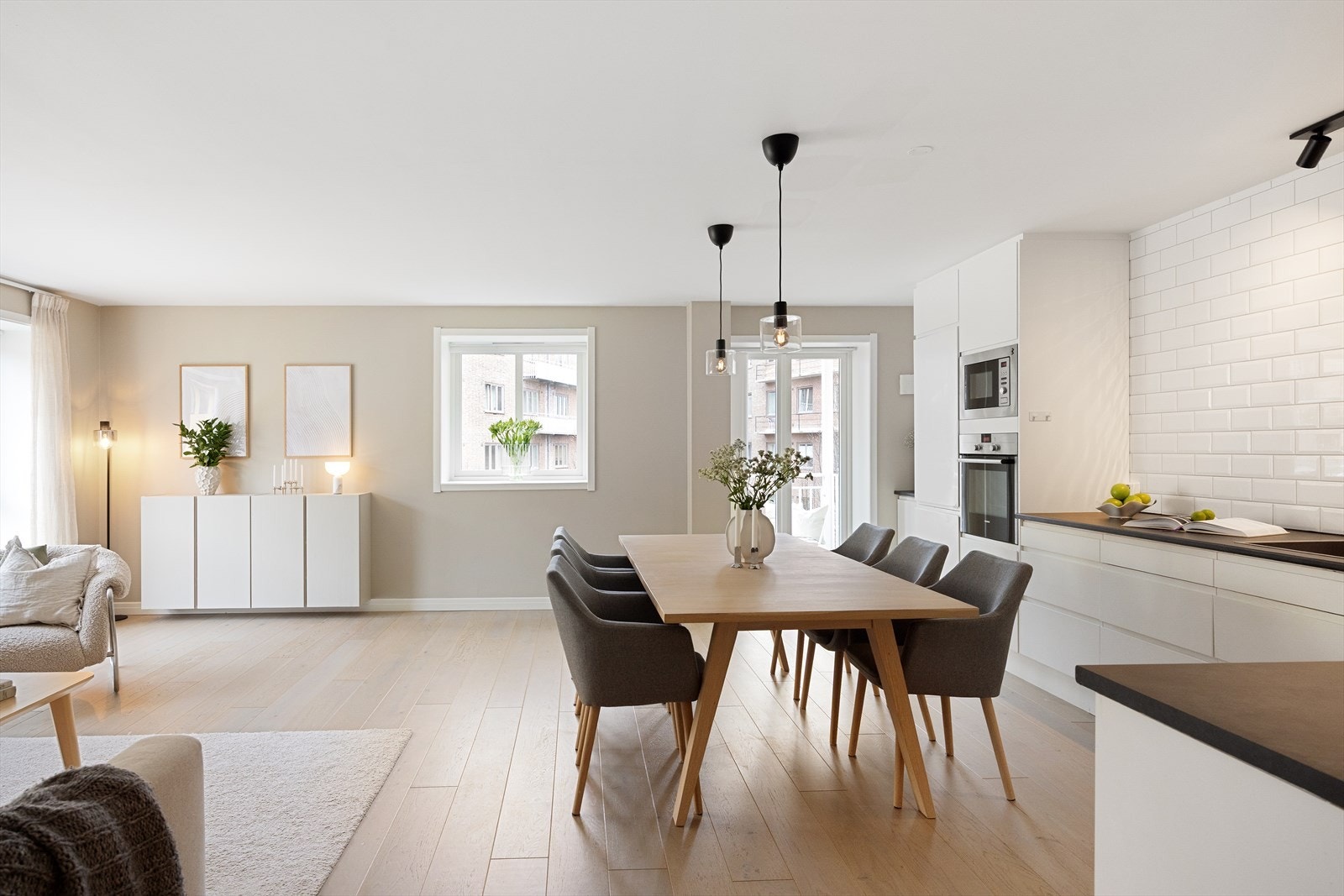 Velkommen til Gjøvikgata 4B! Denne lyse og innbydende 3-roms leiligheten ligger høyt og fritt i 4. etasje, med heisadkomst, og har en sentral og attraktiv beliggenhet i en enveiskjørt gate på Bjølsen. Galleribilde