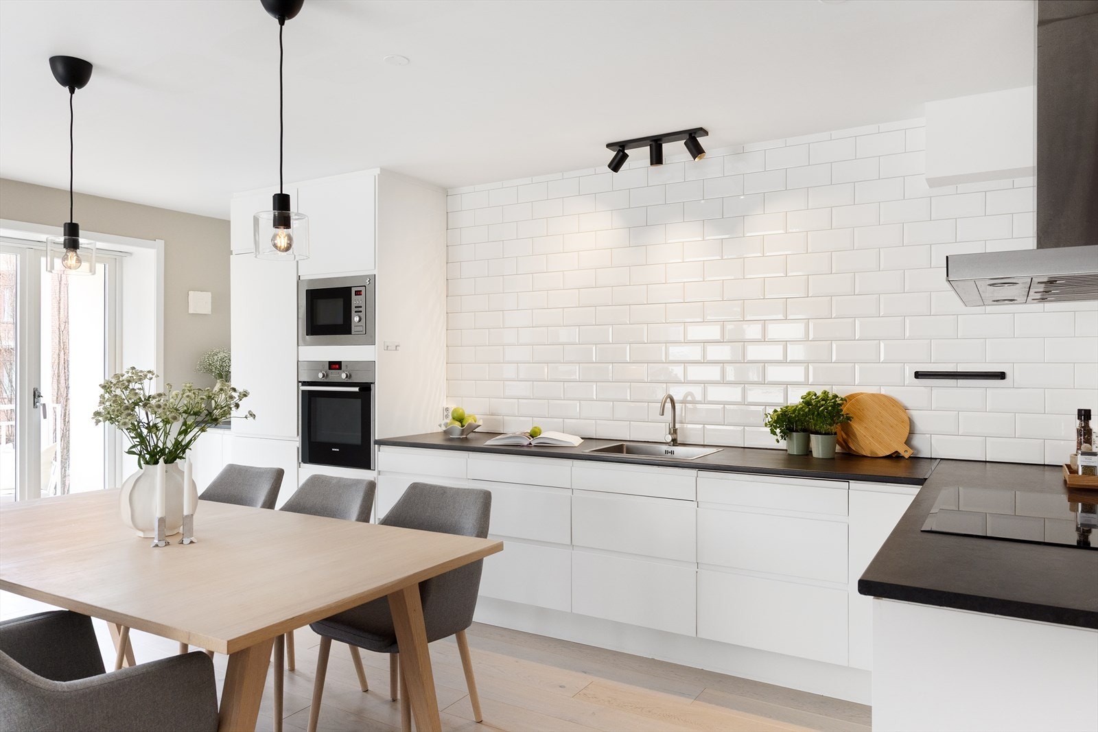 De hvite, glatte fronter og laminatbenkeplaten gir et stilrent uttrykk. Kjøkkenet har en nedfelt oppvaskkum med ettgreps svingbart blandingsbatteri, samt underskap og to høyskap. Galleribilde