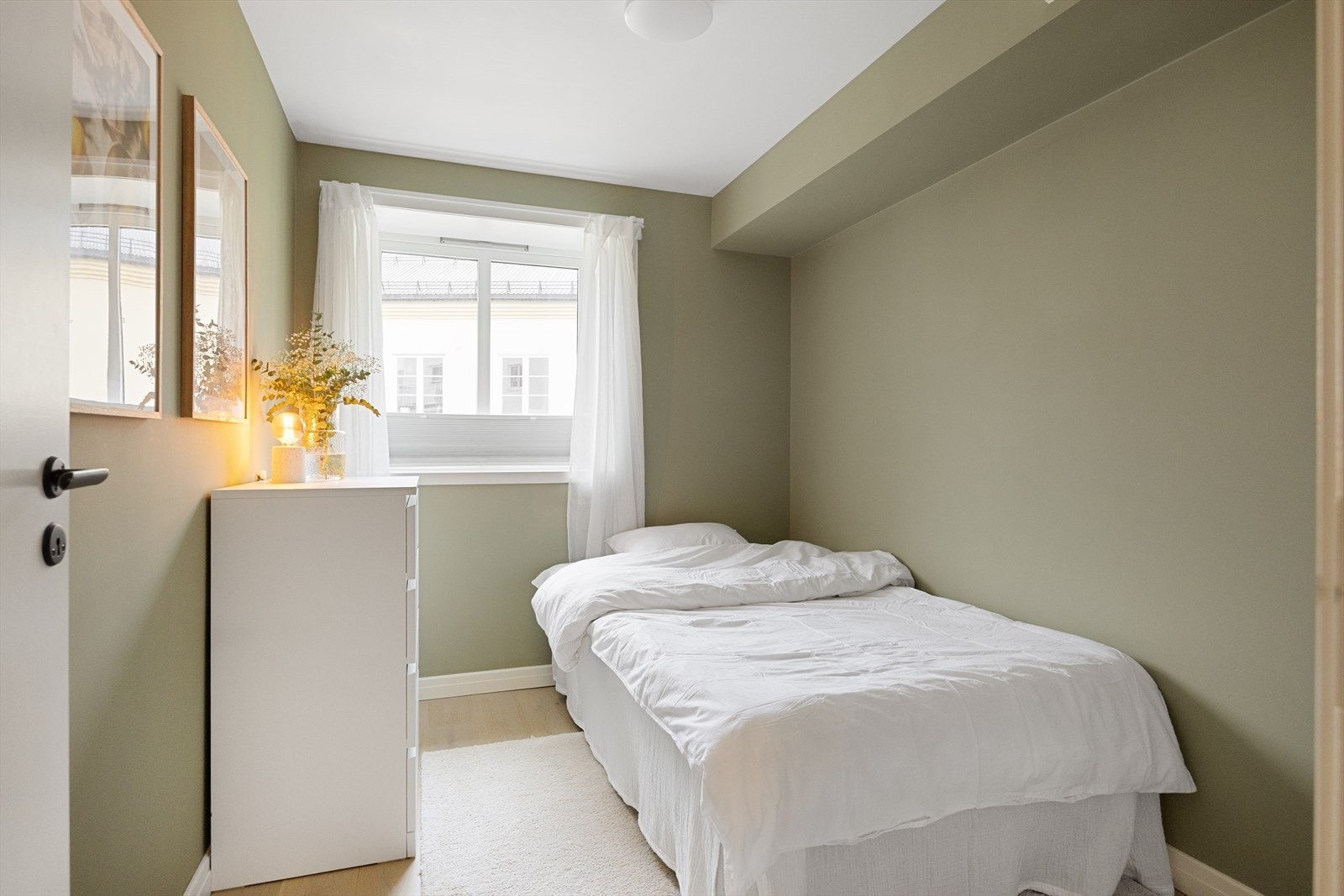 Soverom 2 er også av god størrelse og har plass til både seng og øvrige møbler. Galleribilde