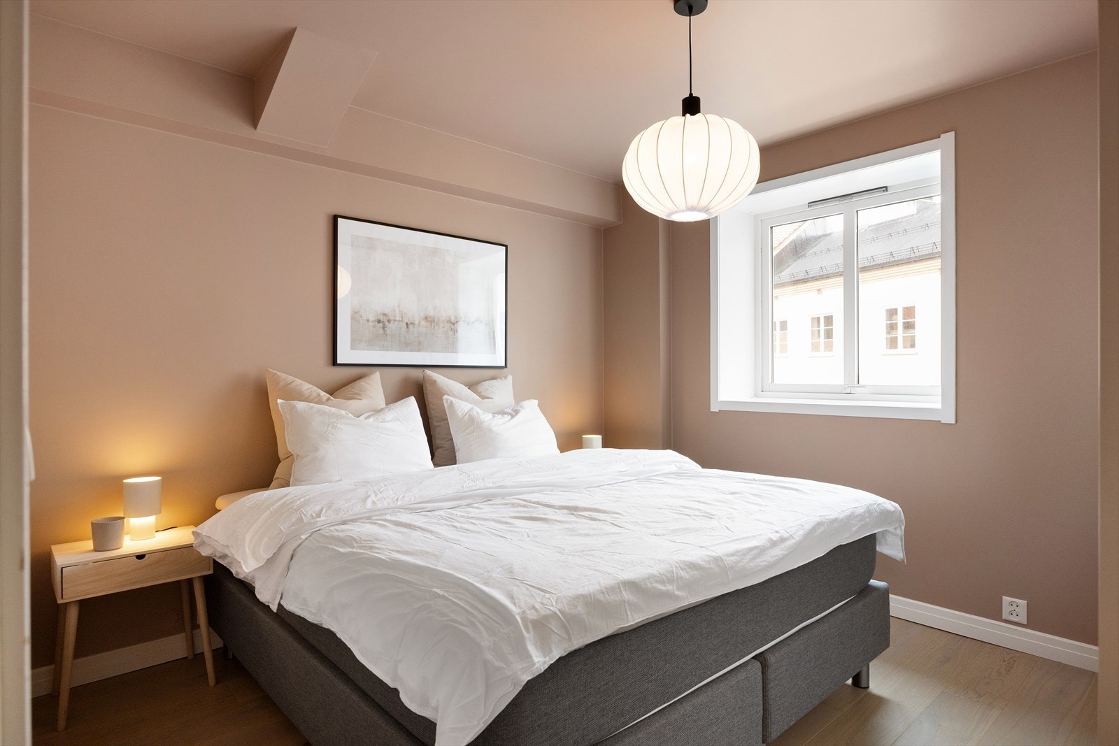 Hovedsoverommet er romslig, med plass til dobbeltseng, nattbord og tilhørende møbler. Galleribilde