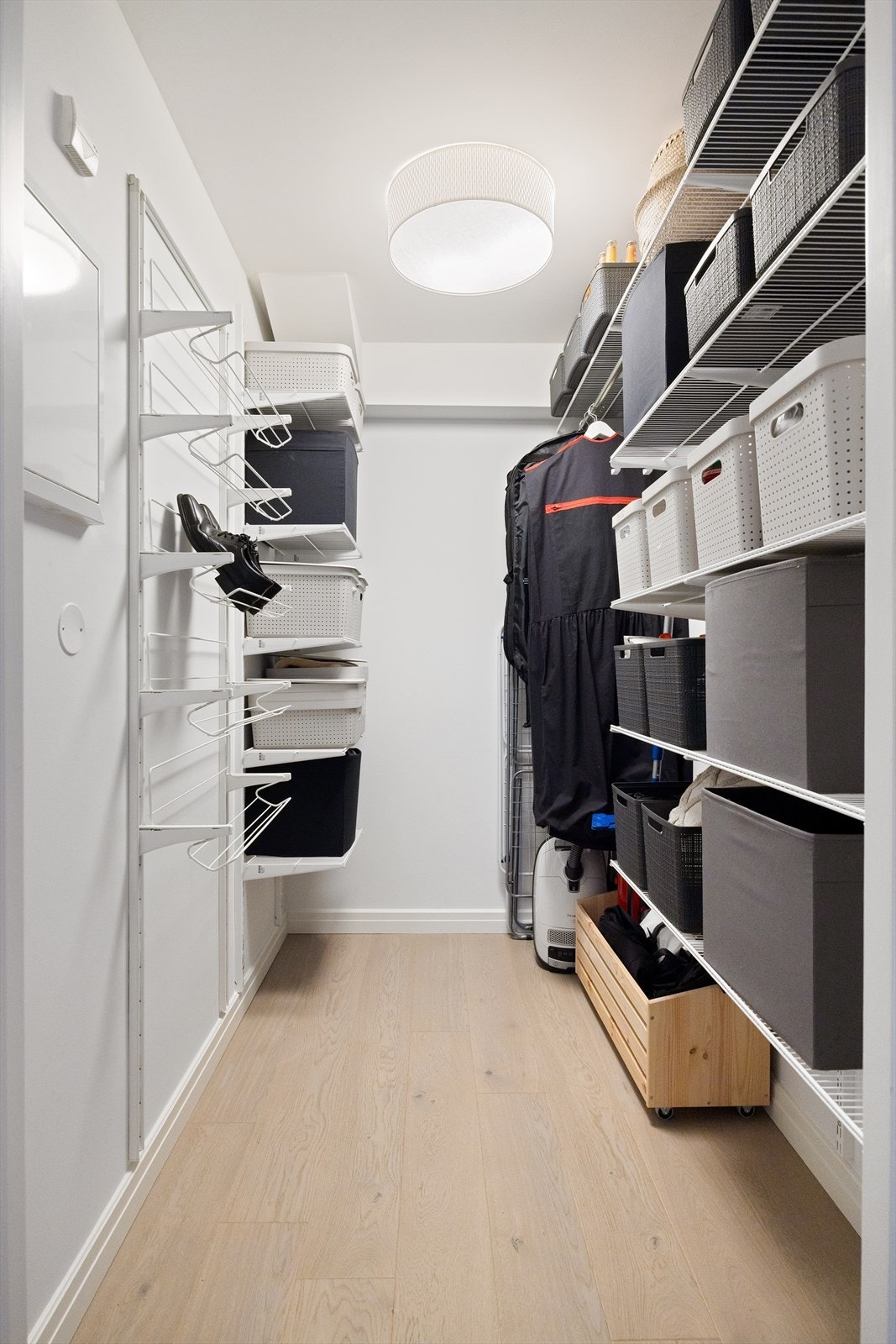 Leiligheten har et praktisk omkledningsrom med god plass til klær, sko og annet utstyr i en åpen garderobeløsning. Rommet bidrar til å holde boligen ryddig og organisert, samtidig som det gir enkel tilgang til det du trenger. Galleribilde