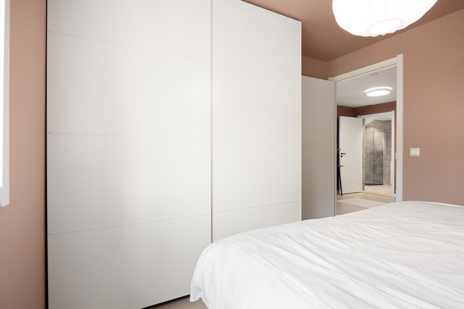 Rommet har også rikelig med oppbevaringsplass i en romslig skyvedørsgarderobe. Galleribilde