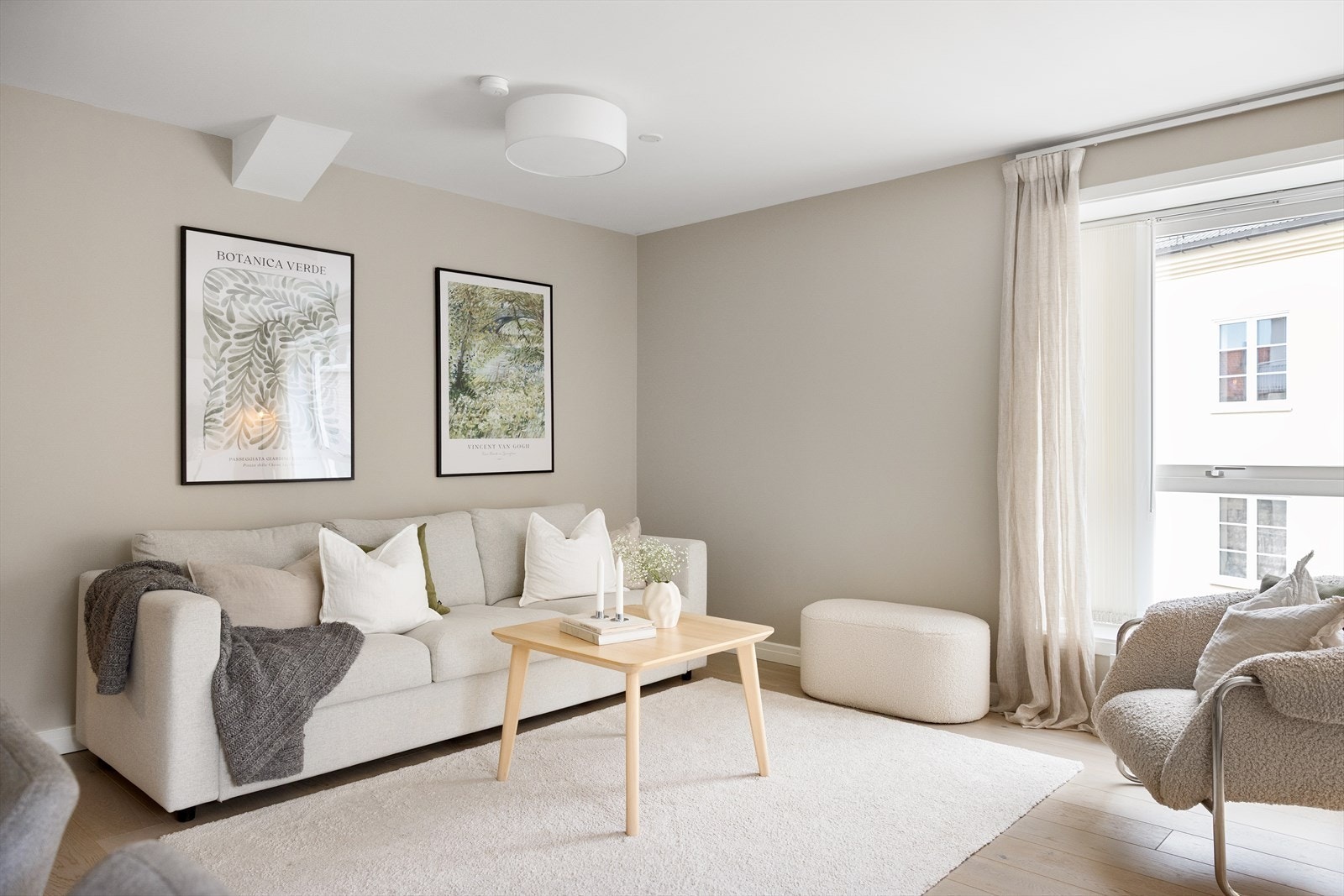 Planløsningen åpner opp for flere møbleringsmuligheter med god plass til sofagruppe, TV-møbler og spisebord med tilhørende stoler. Galleribilde