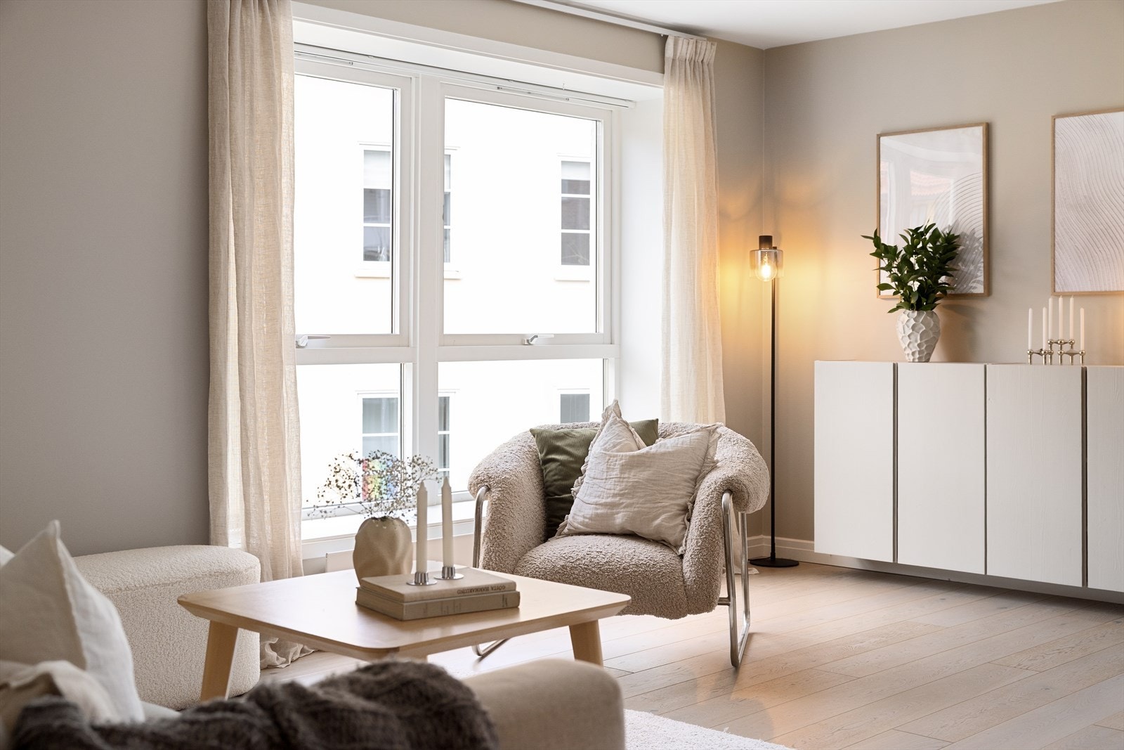 Stuen er lys og luftig med store vindusflater som sørger for rikelig med innslipp av naturlig lys. Galleribilde