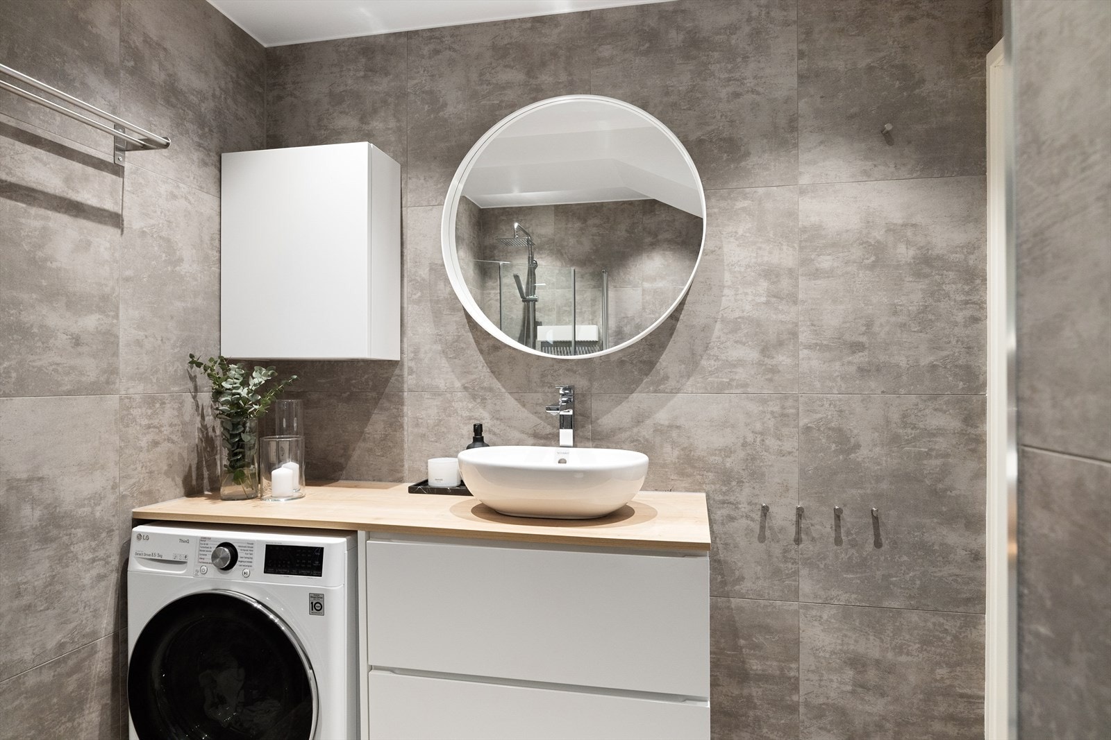 Det består av et servantskap med topp servant fra 2019, veggskap, ovalt speil, gulvmontert klosett med innebygd sisterne og dusjsone med innfelte dusjdører i herdet glass. Sanitærutstyr og dusj er fra 2016. Badet har også opplegg for vaskemaskin. Galleribilde