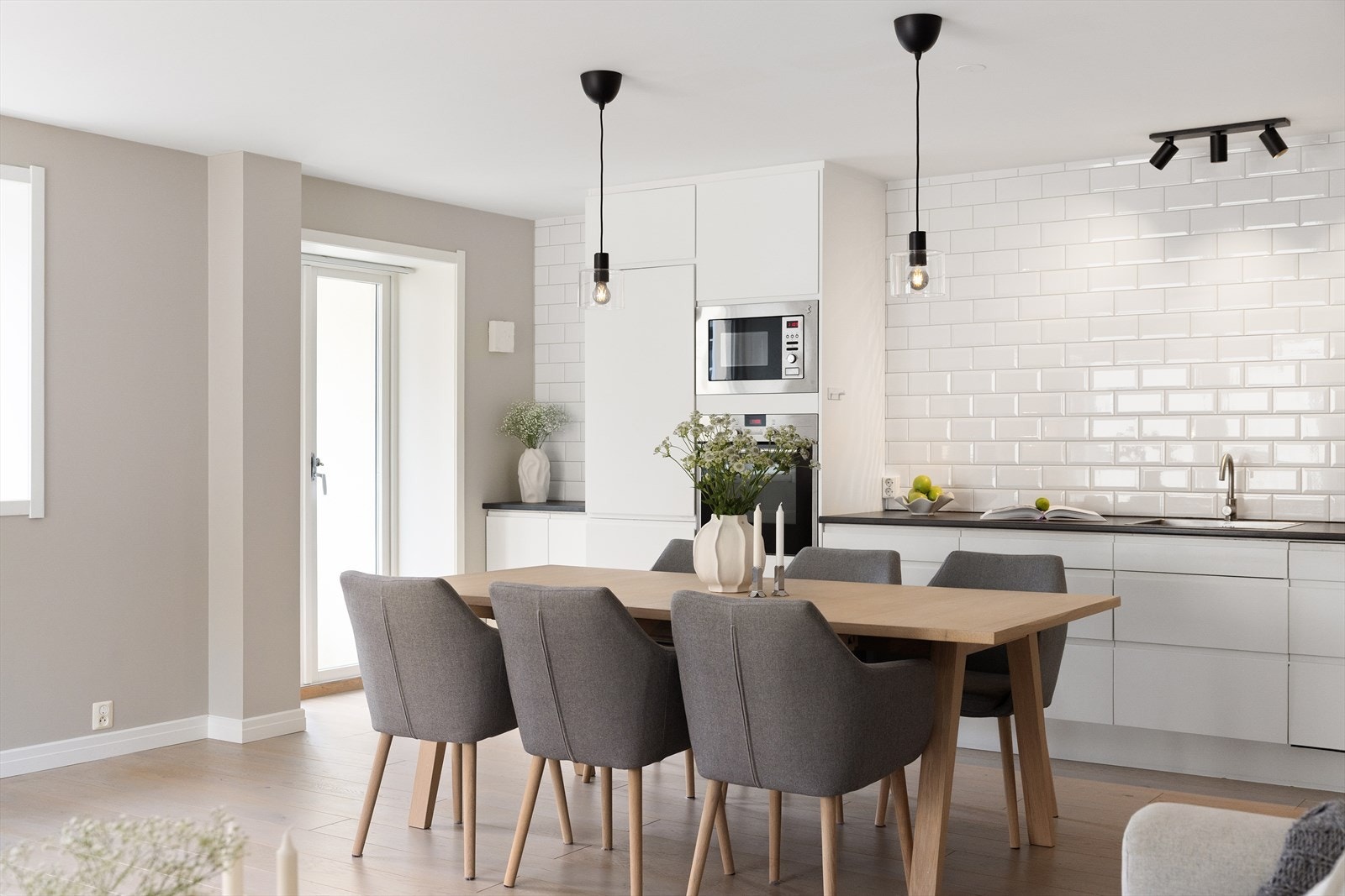 Her finner du integrerte hvitevarer som induksjonstopp, stekeovn, oppvaskmaskin, mikrobølgeovn, kjøleskap og fryser. Galleribilde