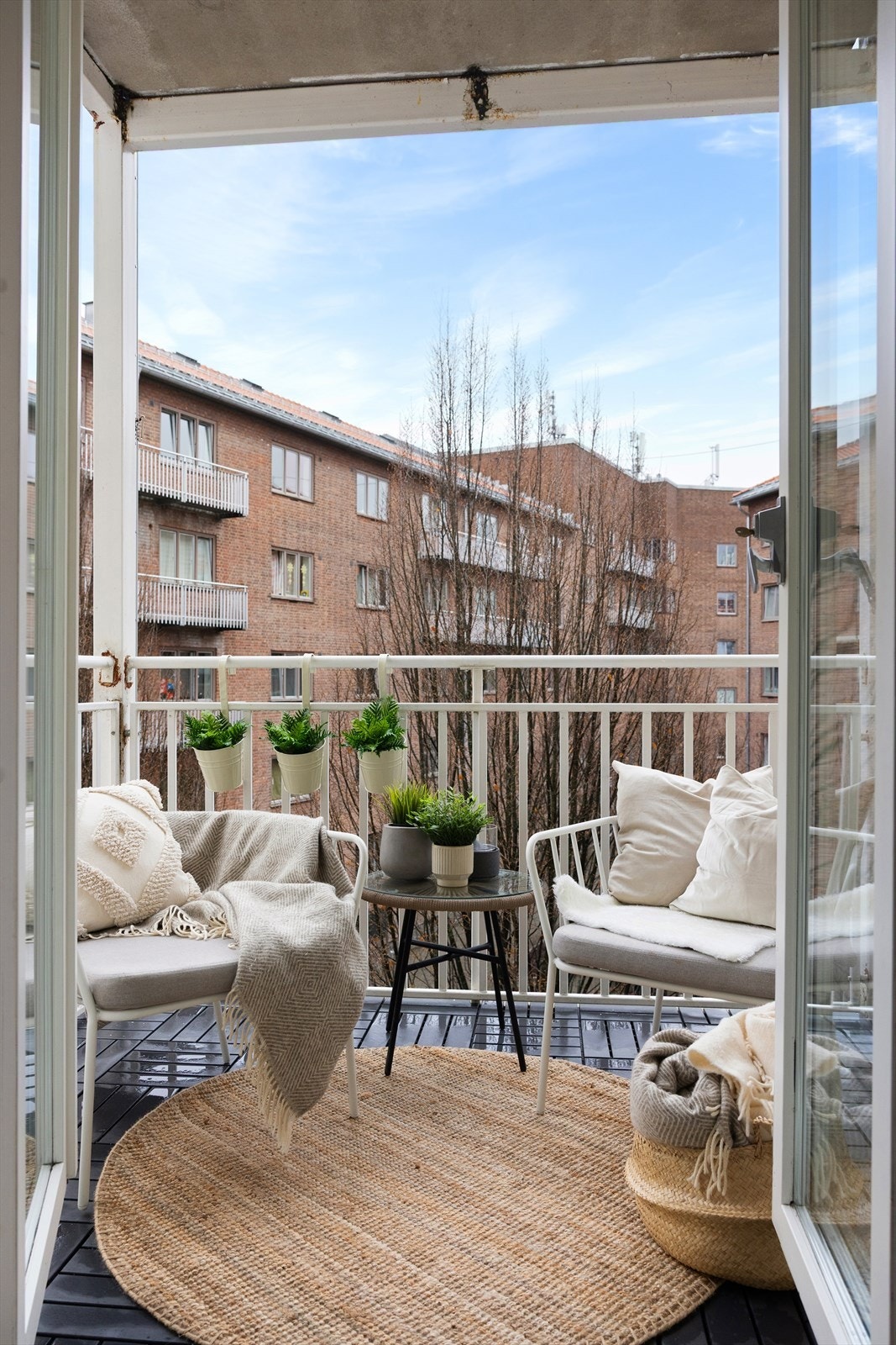 I vår- og sommerhalvåret blir balkongen en naturlig forlengelse av stuen, perfekt for hyggelige stunder med familie og venner. Galleribilde