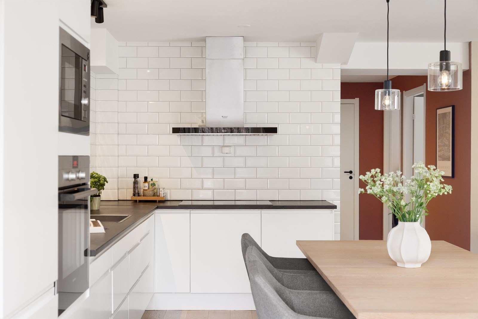 Fliser over benkeplaten gir et enkelt, men stilfullt preg. Galleribilde