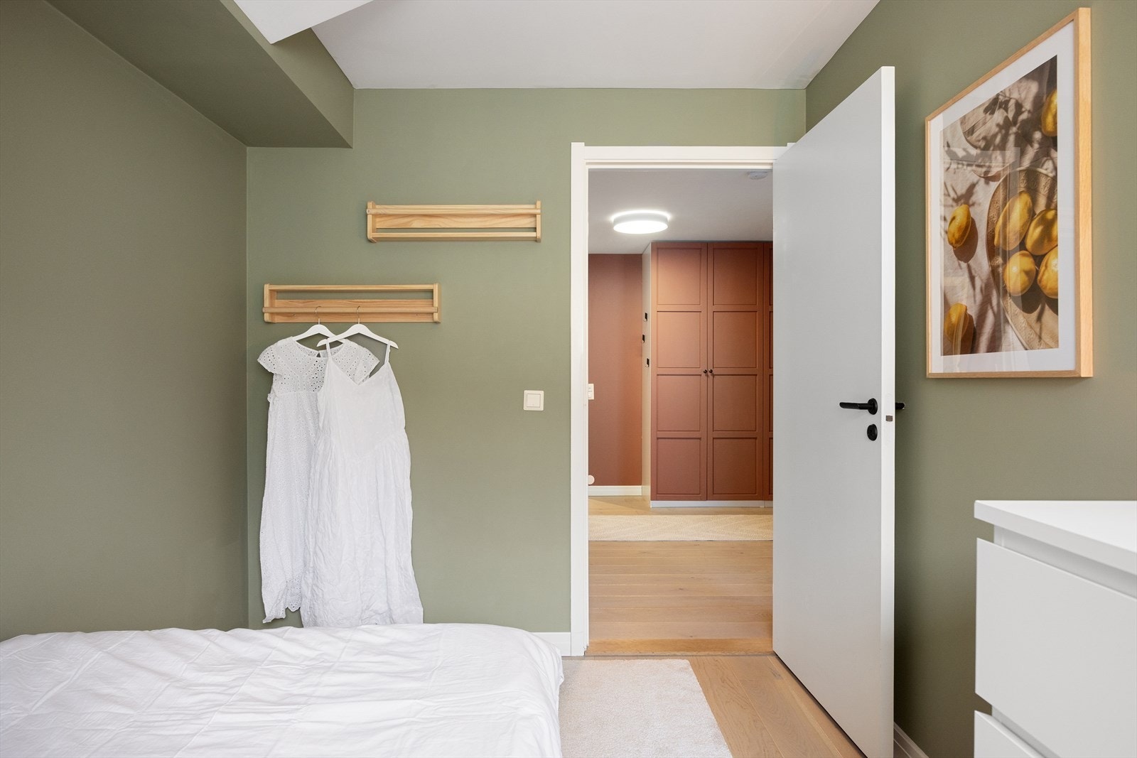 Det er et allsidig rom som passer perfekt som barnerom, gjesterom eller hjemmekontor, tilpasset dine behov. Galleribilde