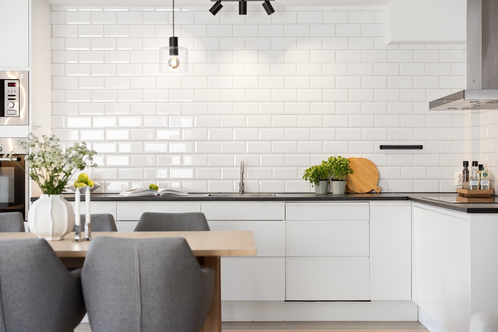 I 2022 ble både benkeplaten, blandingsbatteriet, stekeovnen og induksjonstoppen byttet ut, og kjøkkenet fremstår som både moderne og godt vedlikeholdt. Galleribilde