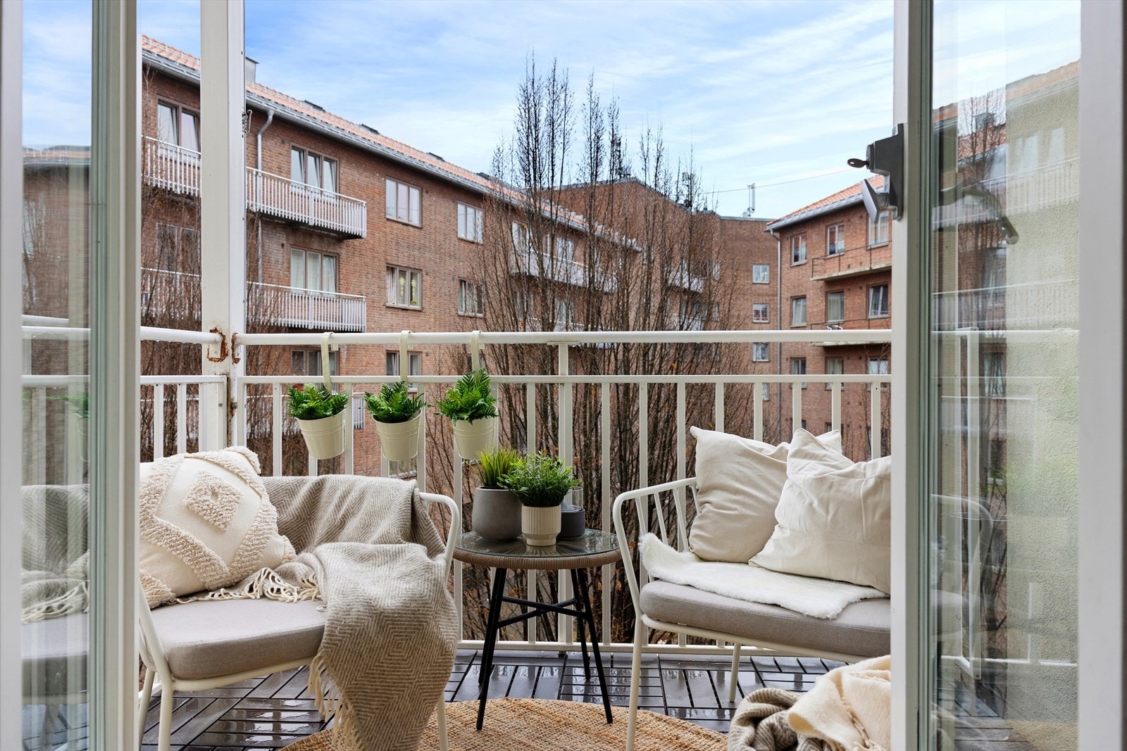 Leiligheten byr på en herlig, nordøstvendt overbygd balkong på ca. 5 kvm, med flott utsyn mot en rolig og skjermet bakgård. Galleribilde