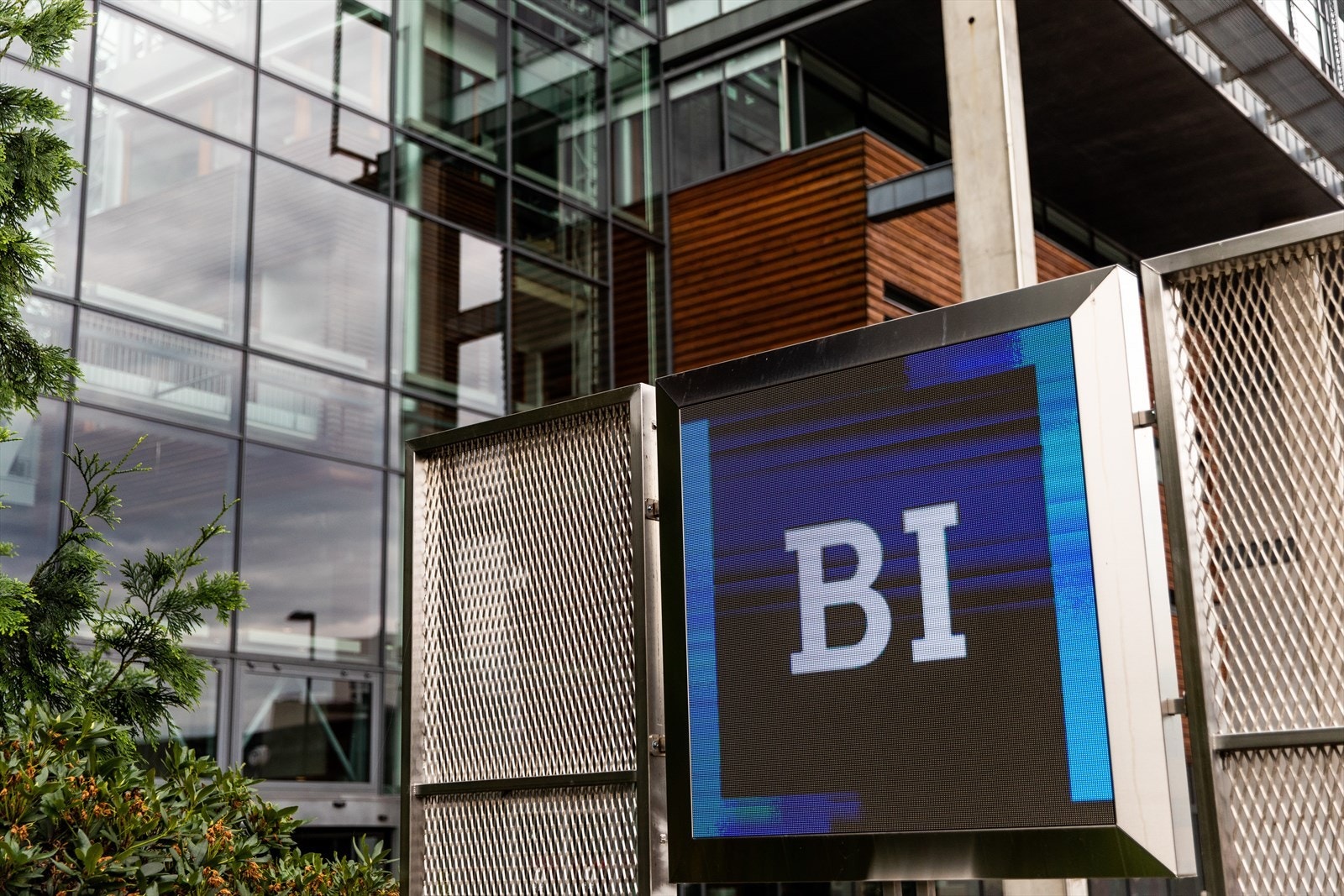 Flere utdanningsinstitusjoner ligger i nærområdet, inkludert BI i Nydalen, Universitetet i Oslo (Blindern), Høyskolen i Oslo, Tannlegehøyskolen, Veterinærhøyskolen, Sykepleierhøyskolen på Lovisenberg og Arkitekthøyskolen. Galleribilde