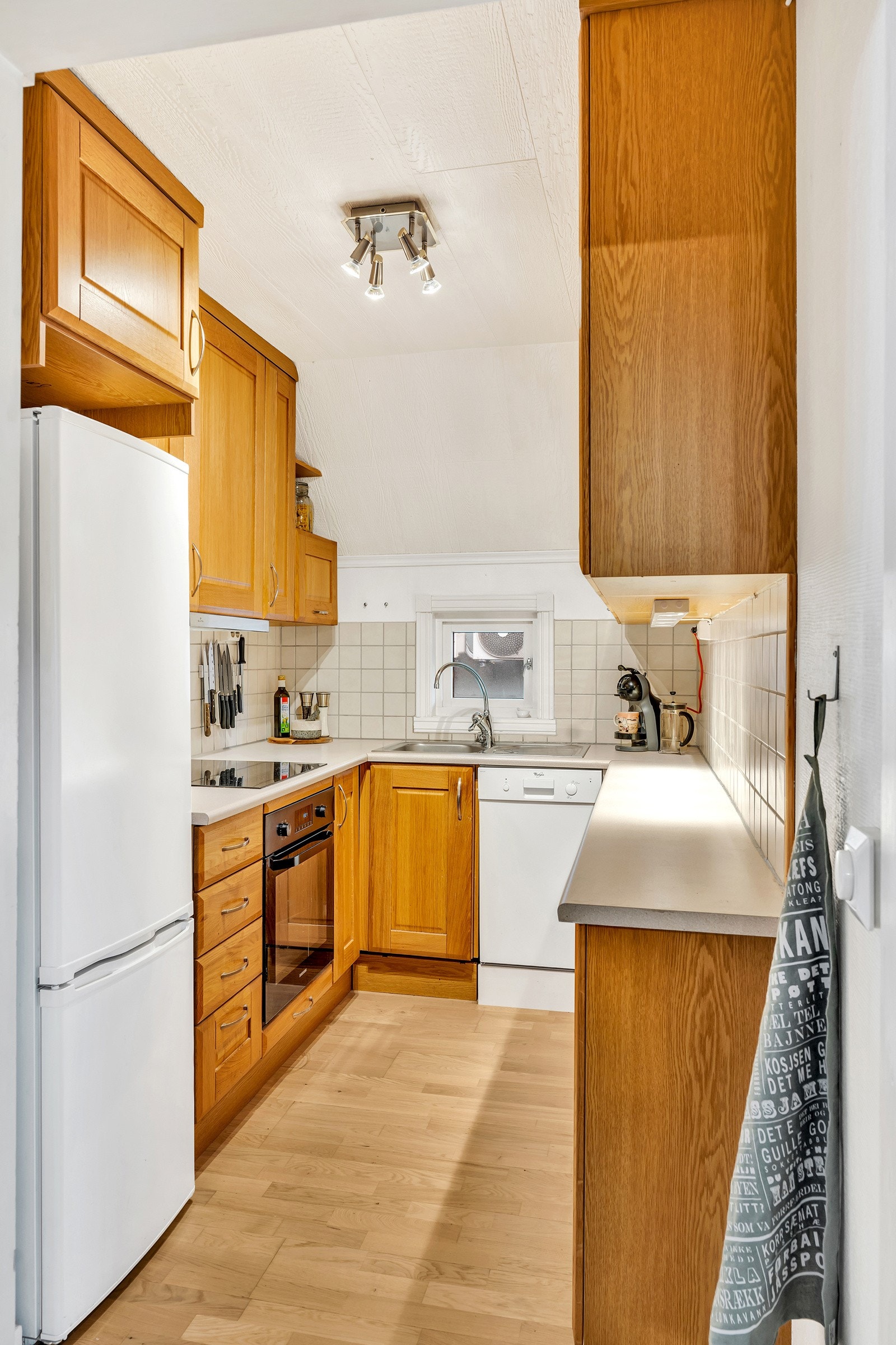 Godt med skap, skuffer og benkeplass på kjøkkenet. Galleribilde