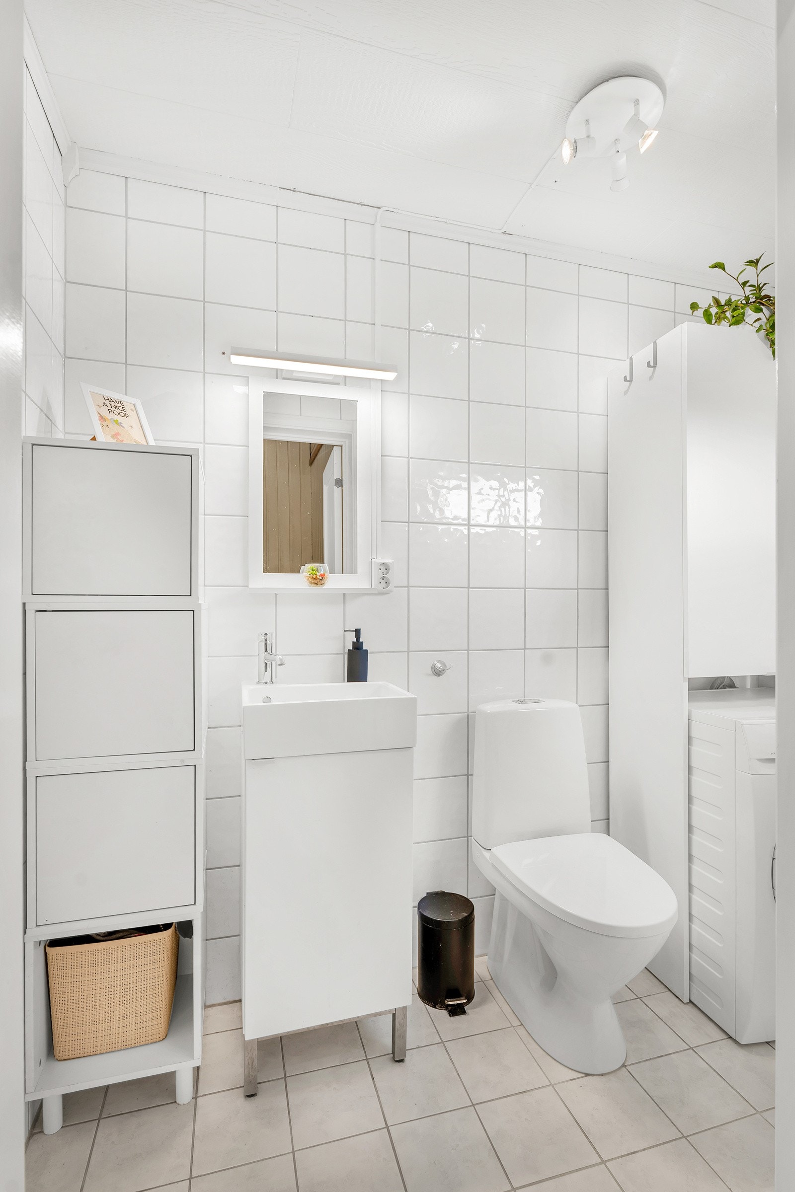 Flislagt og romslig bad med gulvvarme Galleribilde