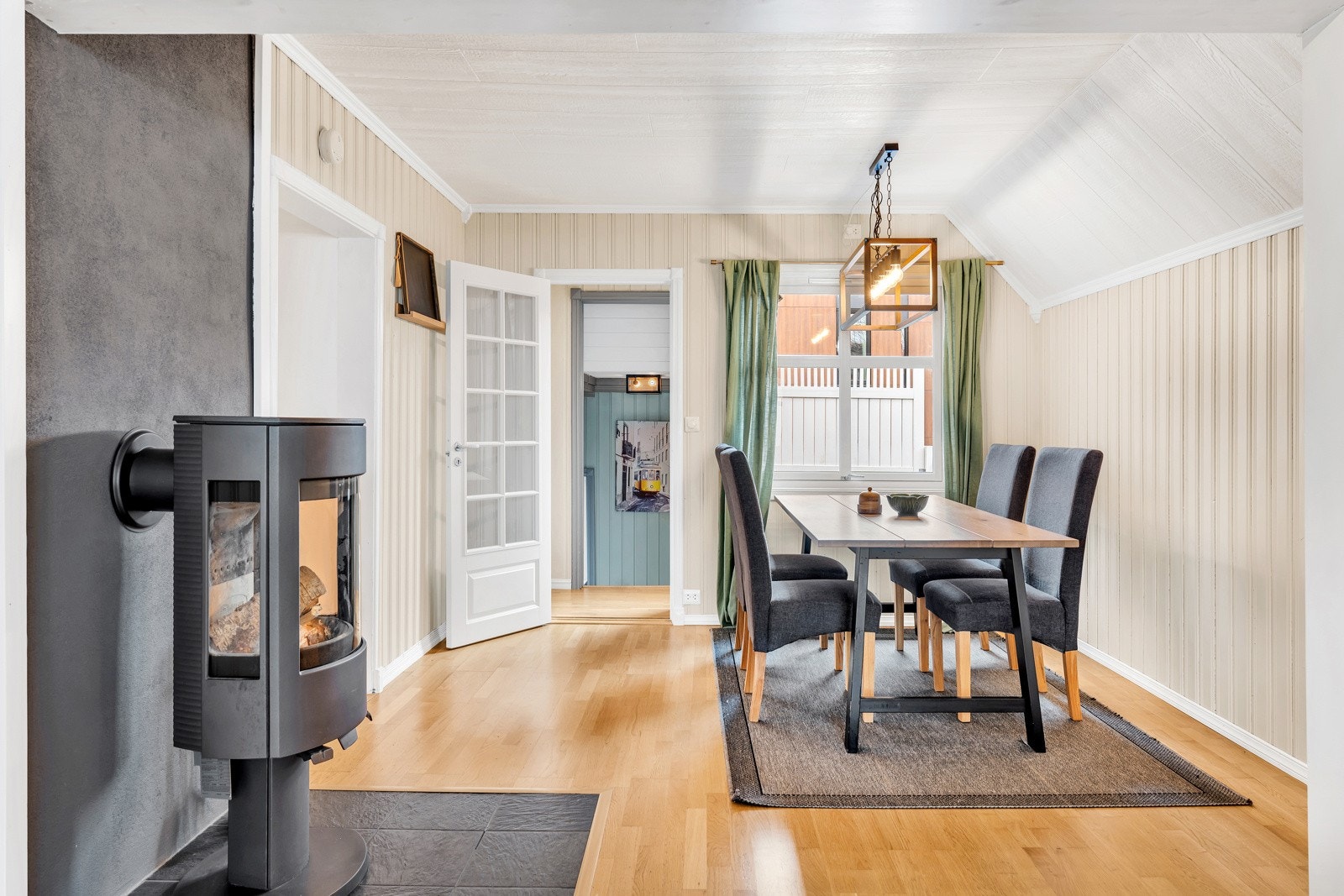 Stuen er stor og har en spisestue-sone. Galleribilde