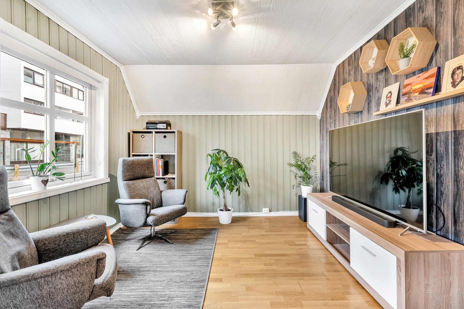 Soverom innredet som tv-stue på bildetidspunktet. Idag er det innredet som soverom. Galleribilde