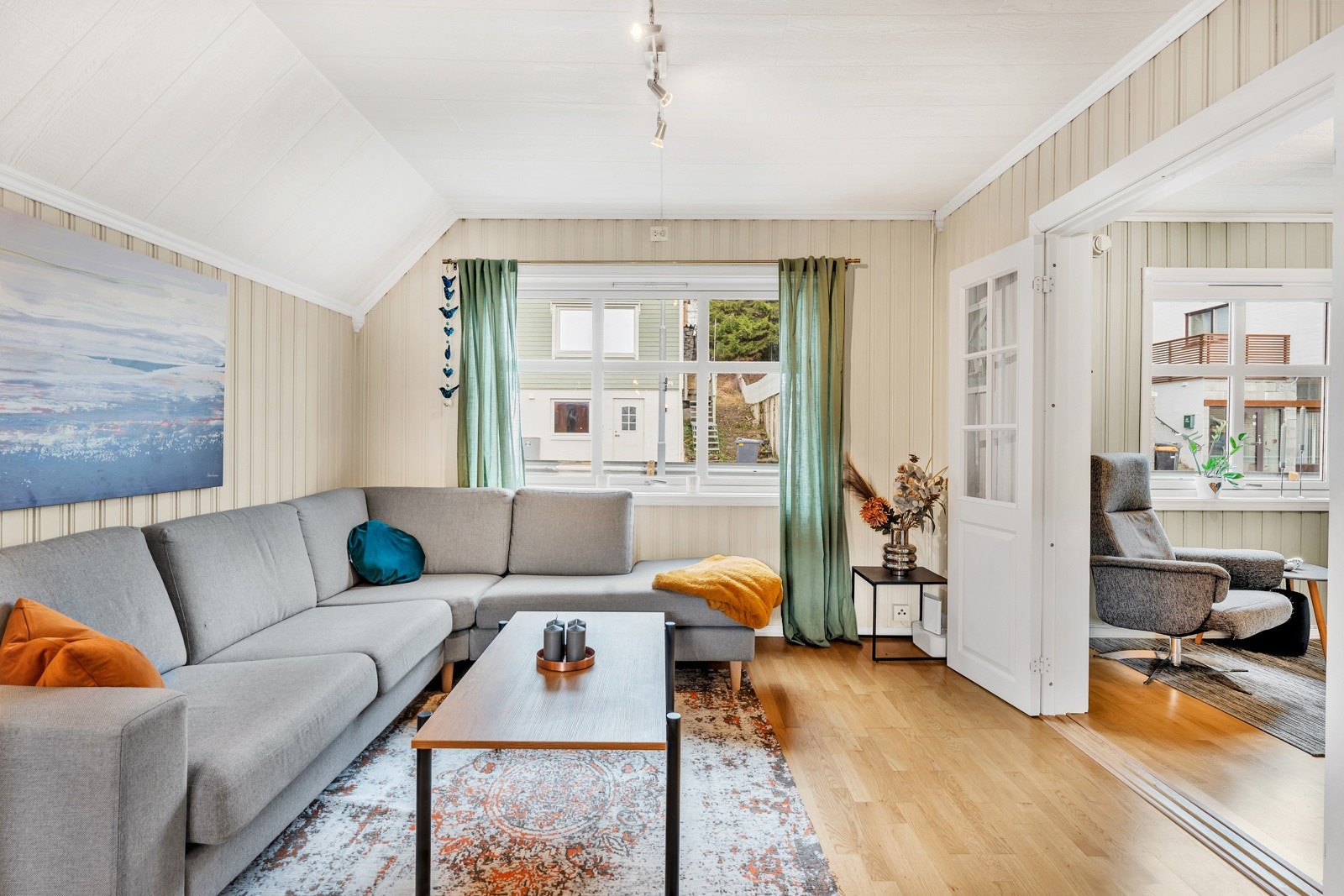 Vegger malt i lyse farger, parkettgulv og store vindusflater Galleribilde