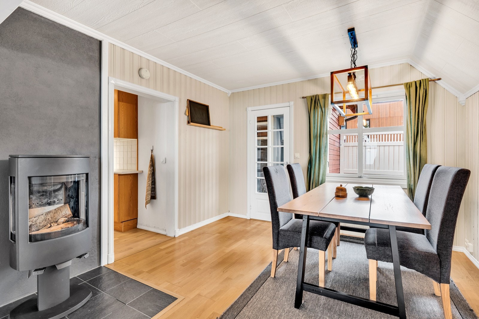 Stilfull vedovn som står sentralt plassert i stuen og god plass til spisebord. Galleribilde