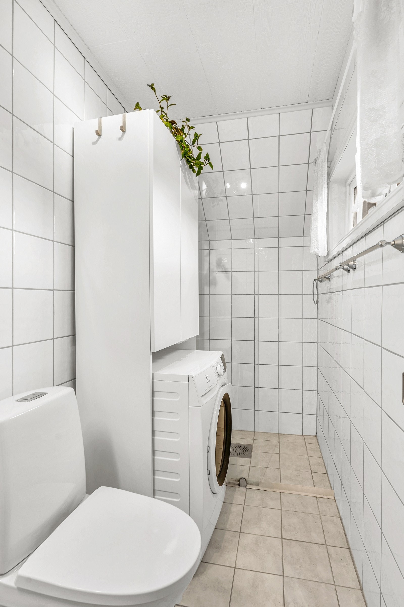 Opplegg for vaskemaskin og plass til tørketrommel. Galleribilde