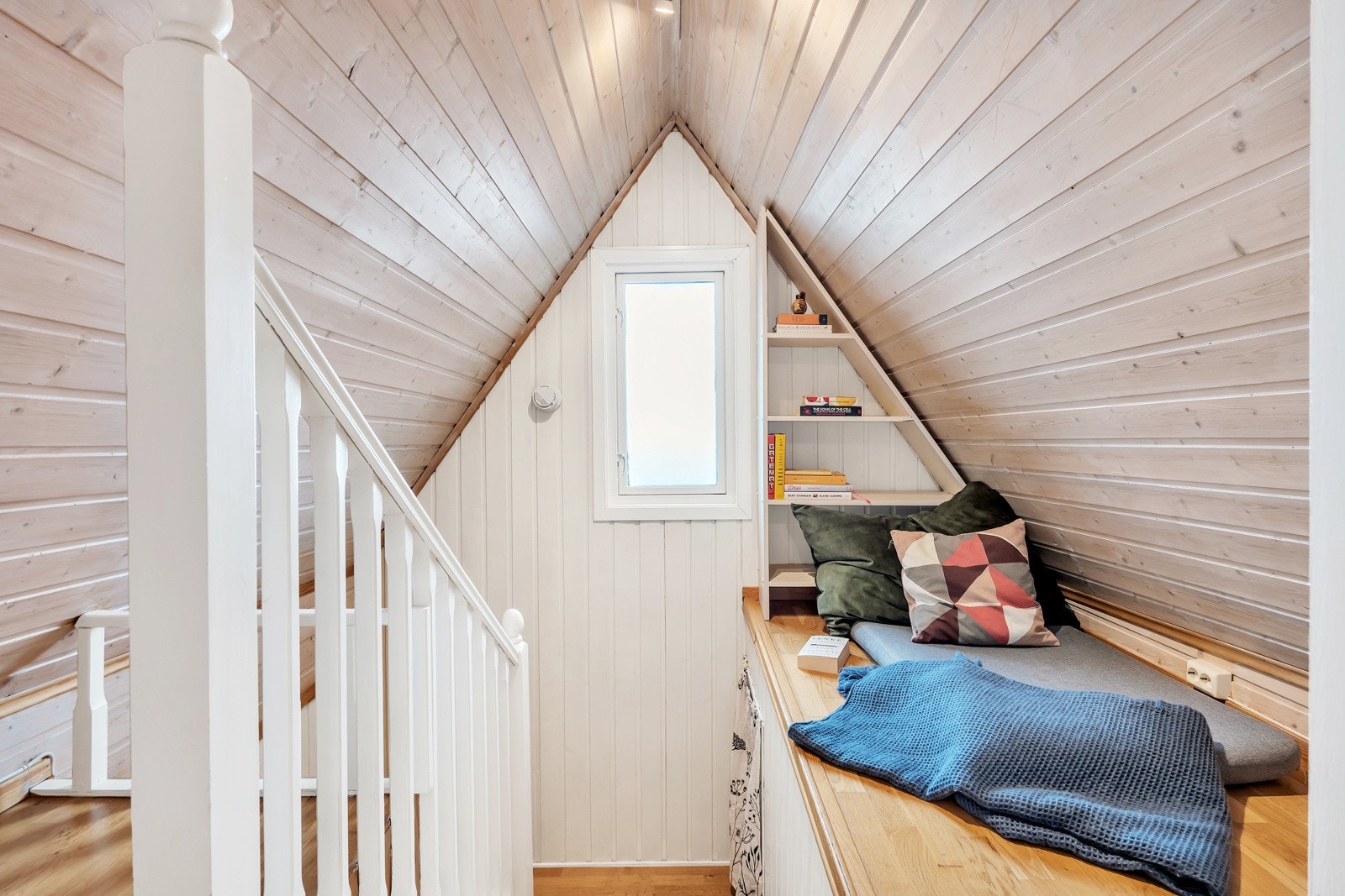 Gangtrapperom i loftsetasje Galleribilde