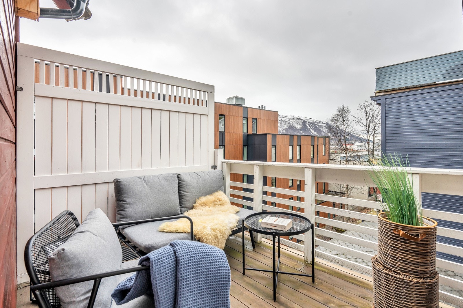 Koselig sørvendt balkong med plass til hagemøbler. Her kan du nyte solværsdagene! Galleribilde