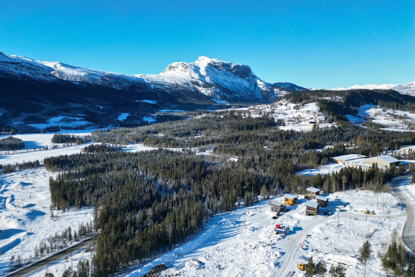 Området rundt boligfeltet omgis av skog og flott natur for fritidsaktiviteter, rekreasjon og leik. Galleribilde